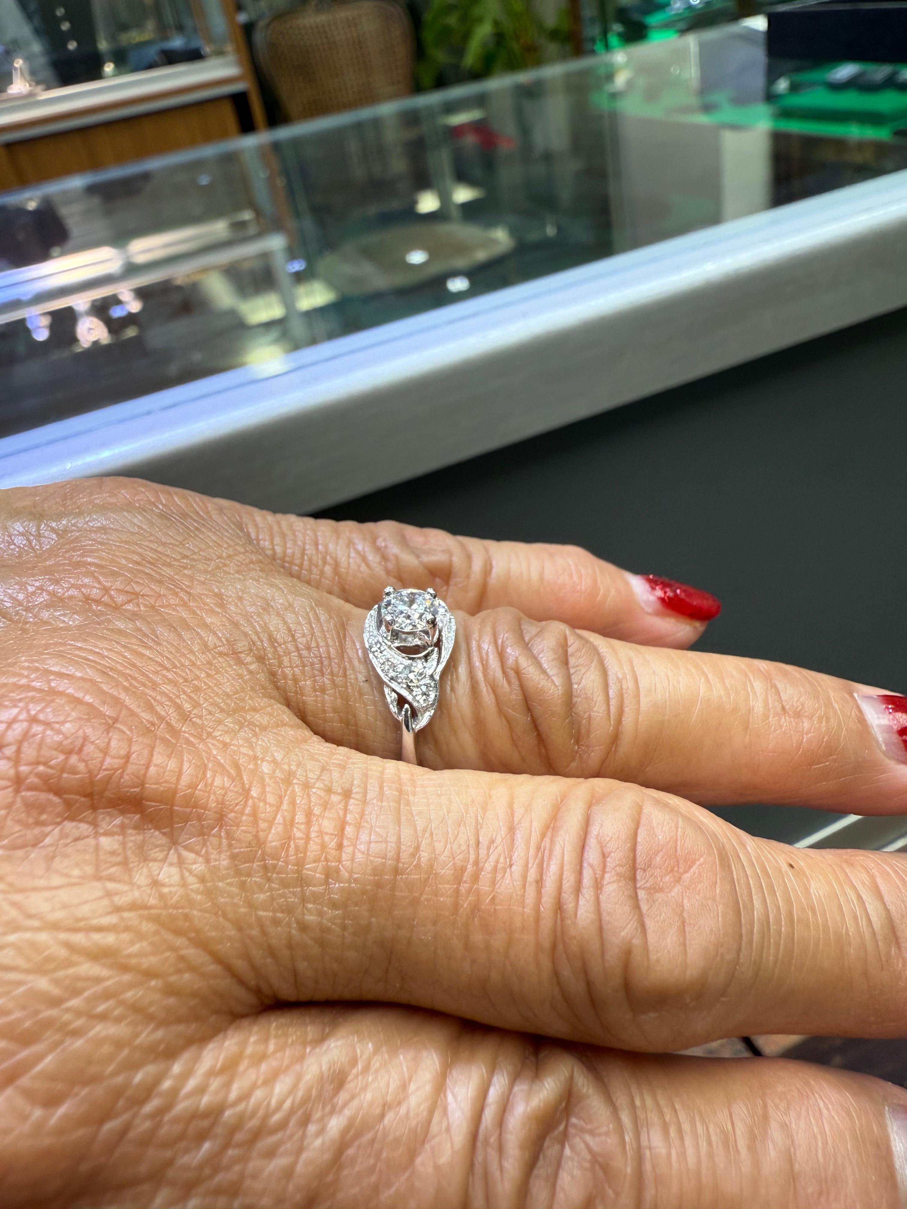 Anillo de compromiso de platino con diamantes vintage de los años 50 Moderno en venta