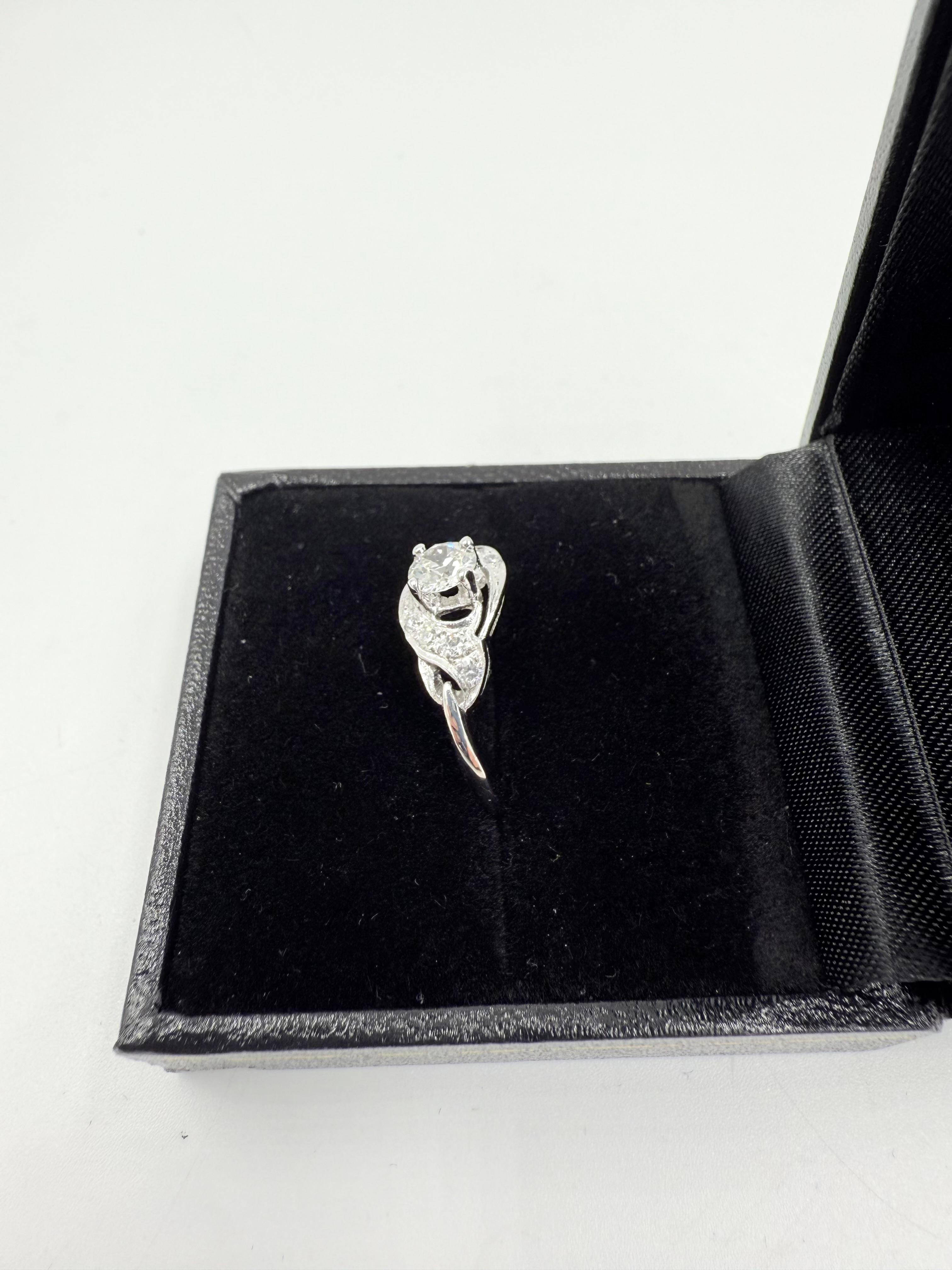 Anillo de compromiso de platino con diamantes vintage de los años 50 en Bueno estado para la venta en Los Angeles, CA