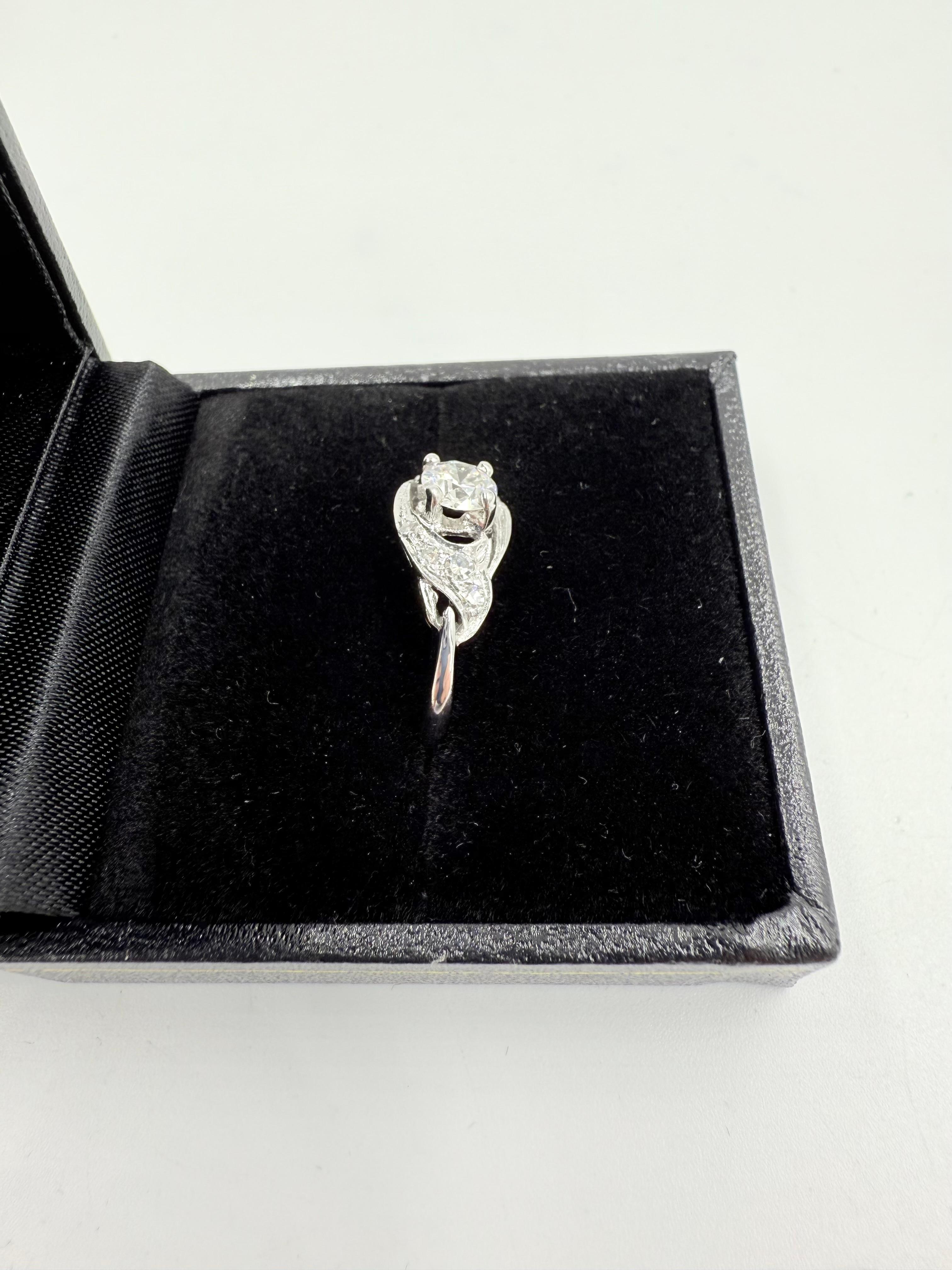 Femenino o masculino Anillo de compromiso de platino con diamantes vintage de los años 50 en venta