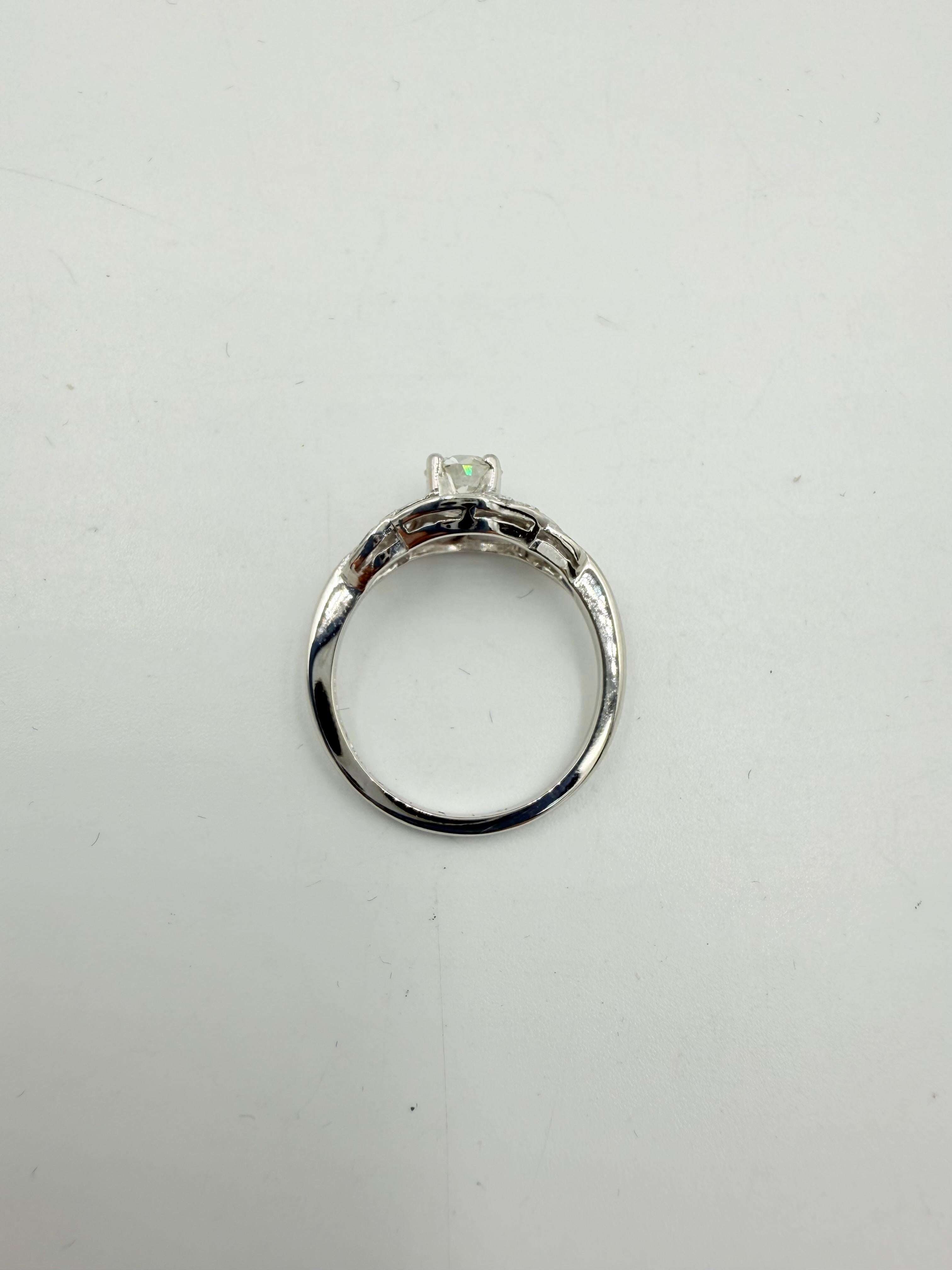 Anillo de compromiso de platino con diamantes vintage de los años 50 en venta 1