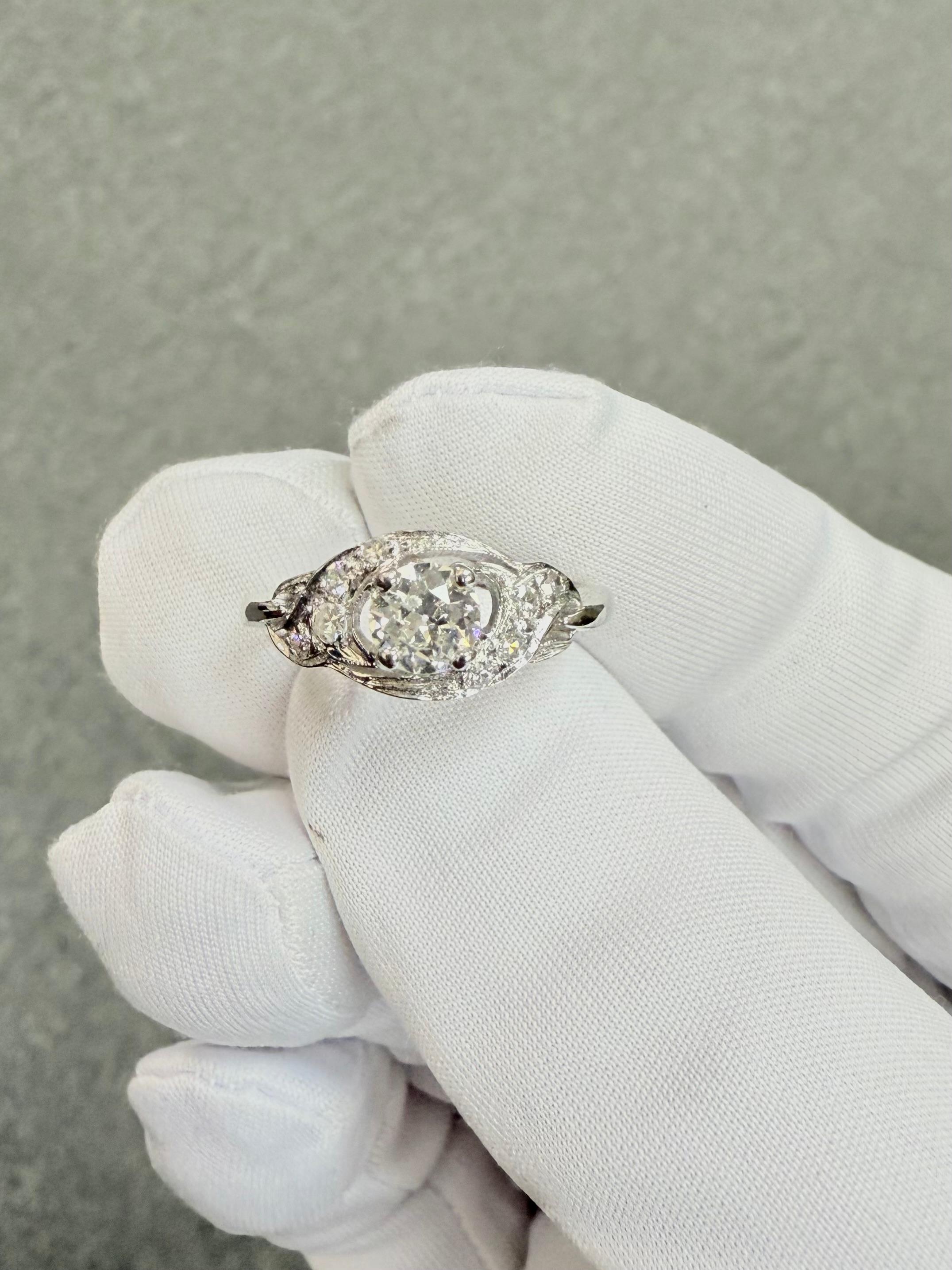 Anillo de compromiso de platino con diamantes vintage de los años 50 en venta 2