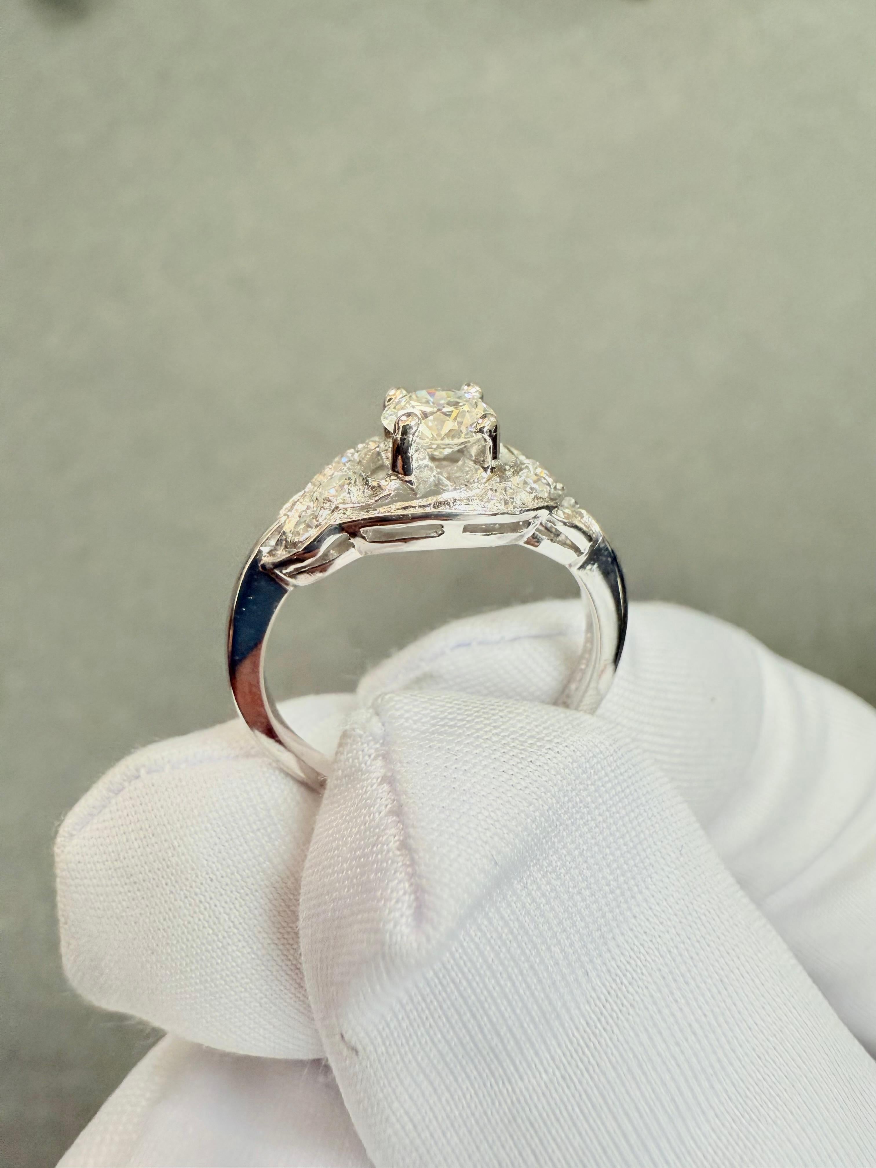 Anillo de compromiso de platino con diamantes vintage de los años 50 en venta 3