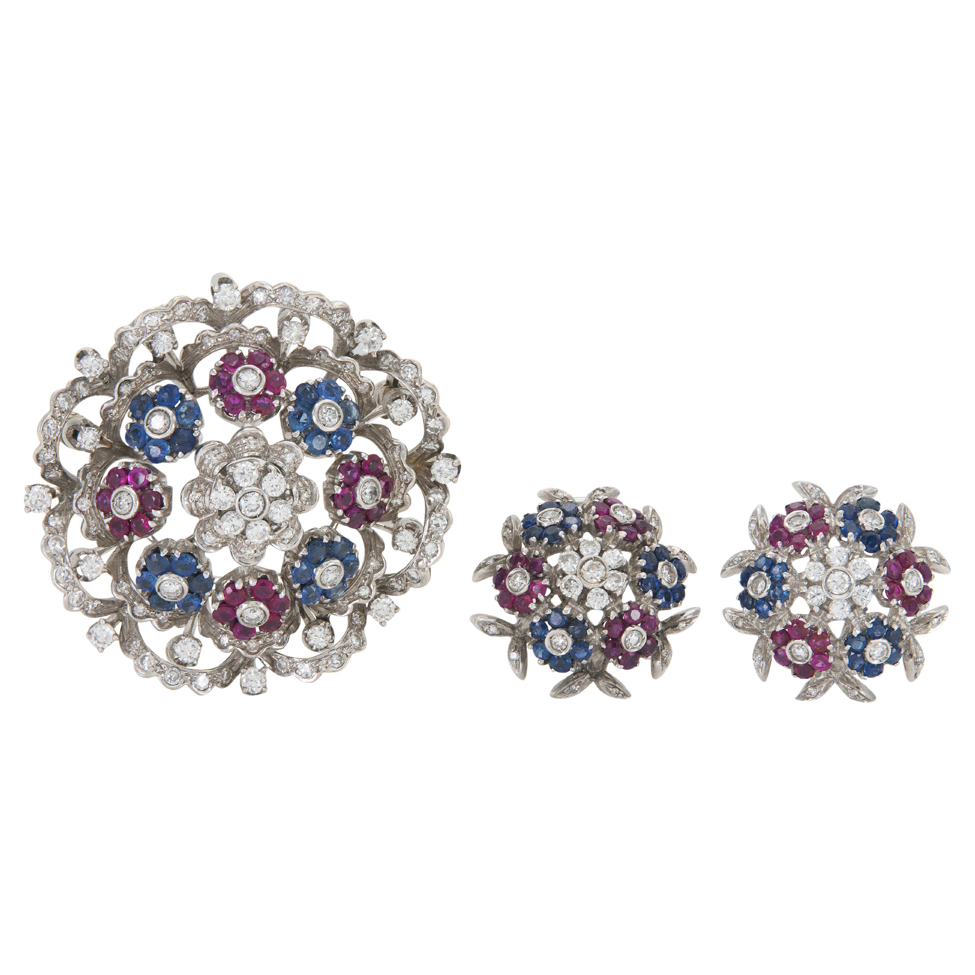 Set di spille e orecchini con diamanti, zaffiri e rubini, vintage anni '50