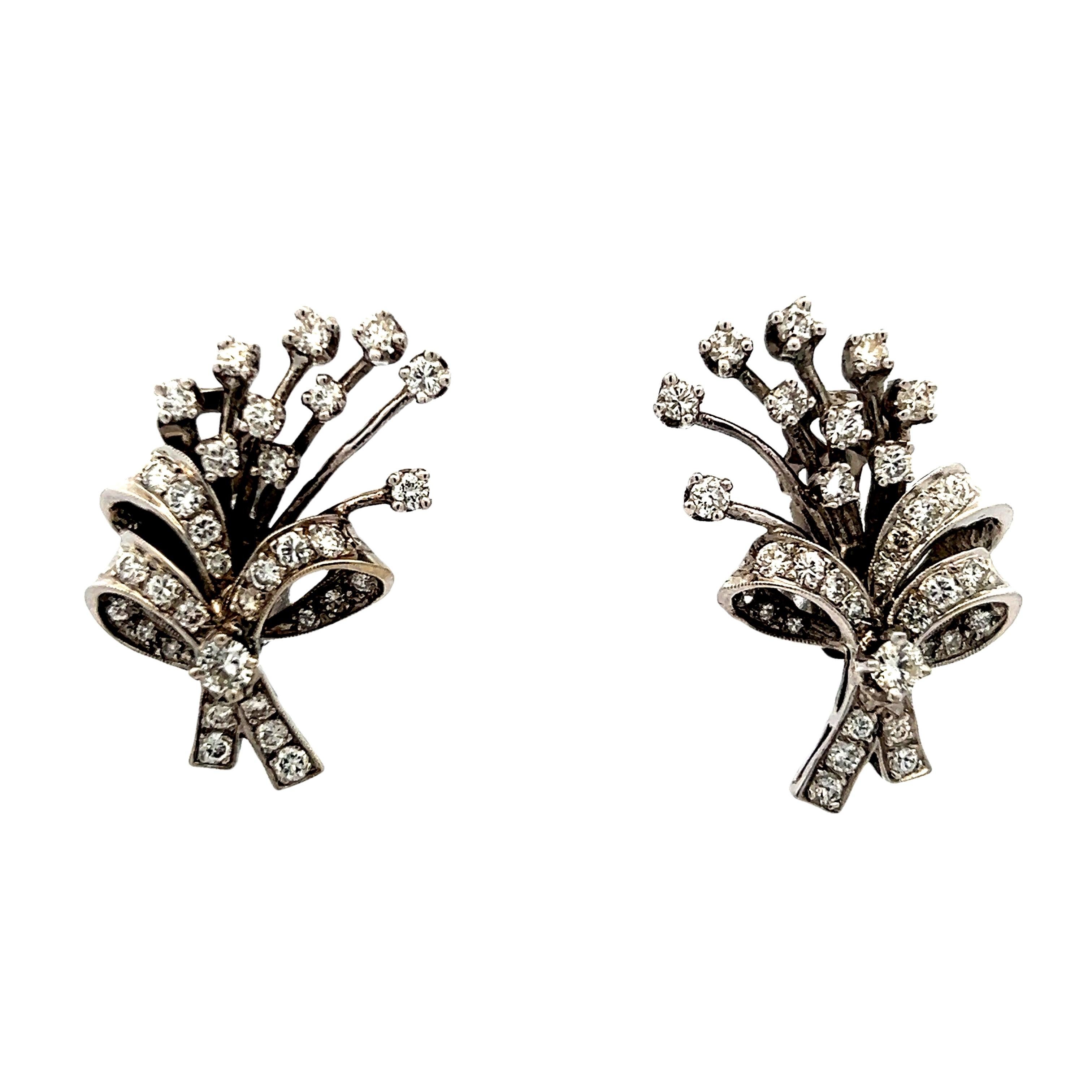 Elégamment réalisées en or blanc 18 carats, ces exquises boucles d'oreilles vintage des années 1950 incarnent le glamour intemporel de la joaillerie du milieu du siècle. Chaque boucle d'oreille a la forme d'un bouquet stylisé ou d'une gerbe florale,