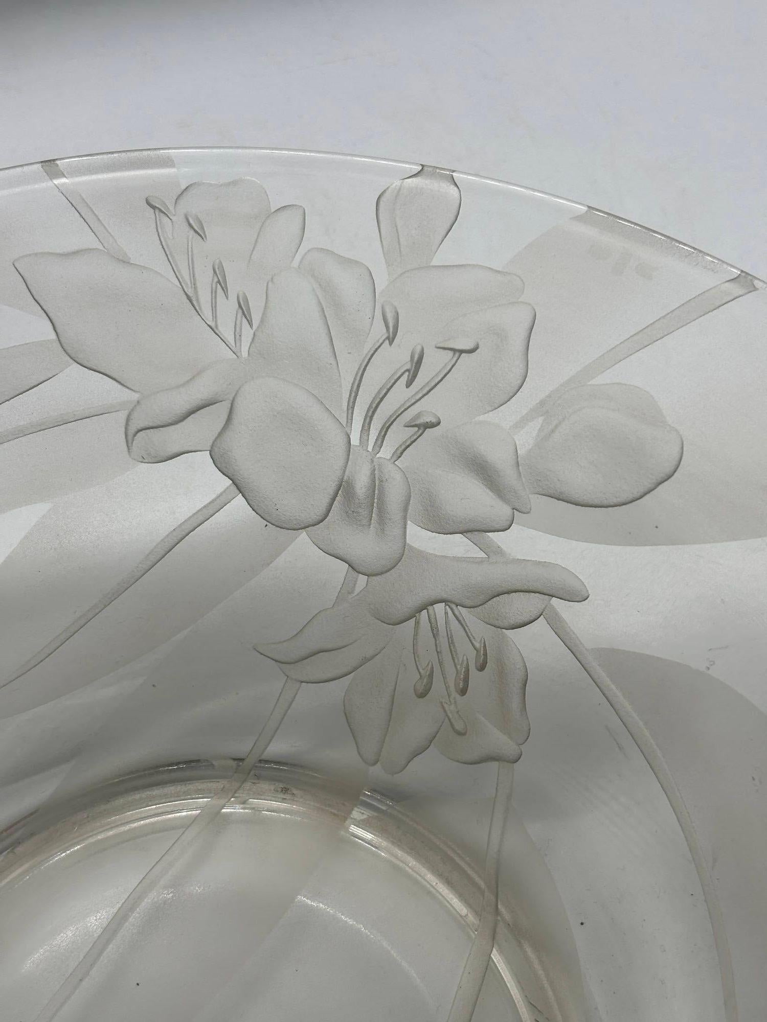 Bellissima ciotola in vetro con ibisco inciso a mano di Dorothy Thorpe, firmata dall'artista.

Epoche: 1950s

Stili: Metà del secolo

Misure: 3,25 x x 12,0 POLLICI (H. H. W. D.)