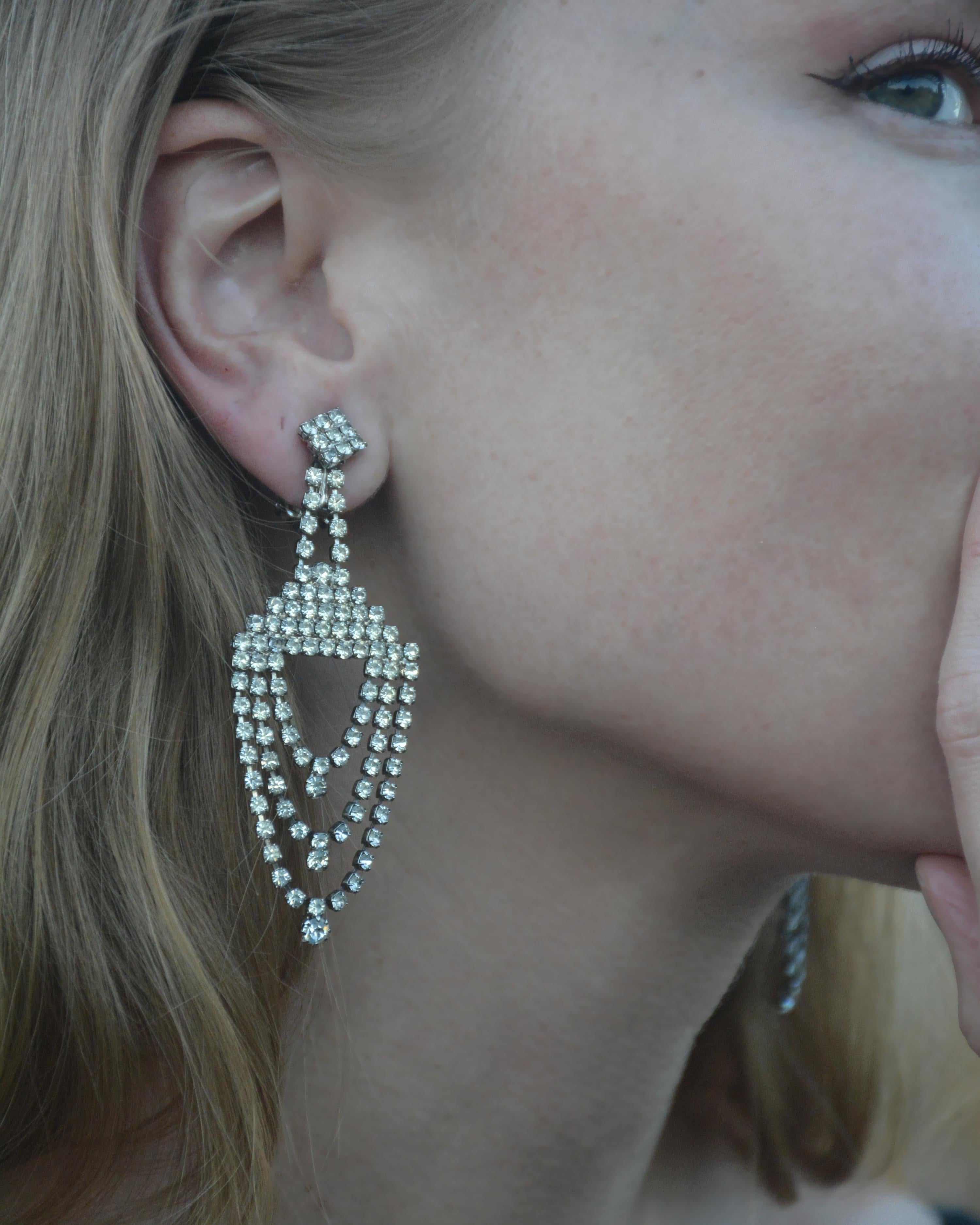 VINTAGE 1950s DRAPED DIAMANTÉ CHANDELIER EARRINGS In Excellent Condition For Sale In New York, NY