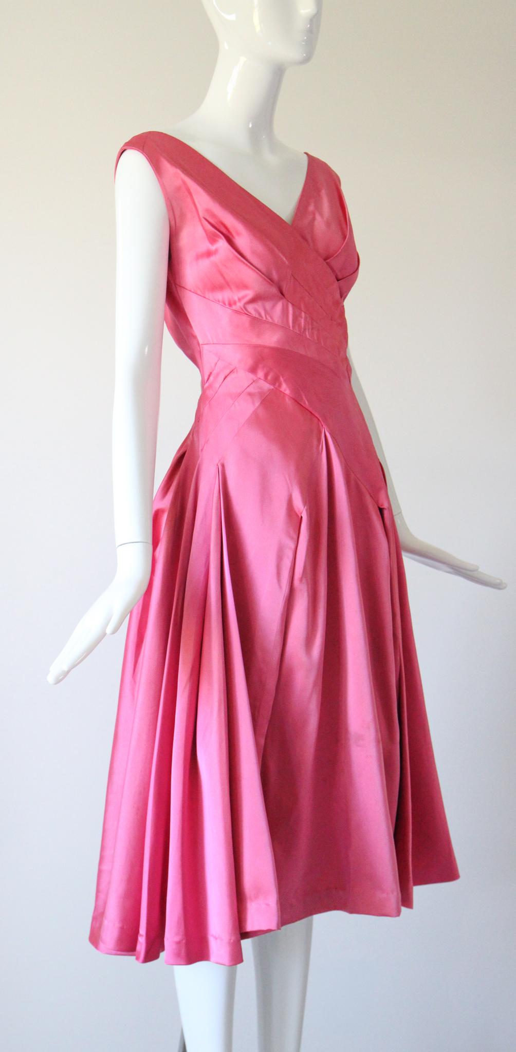 Vintage 1950's Duchess Satin Sweet Pink plissiertes Kleid UK 8-10 US 4-6 im Angebot 1