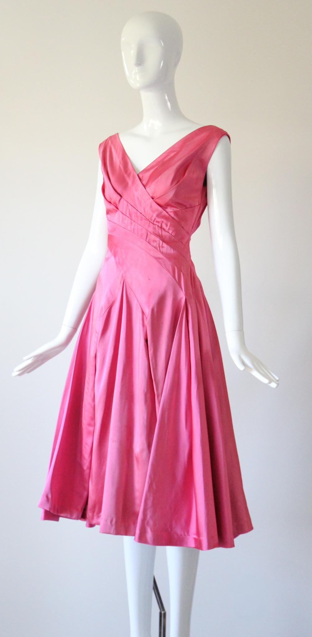 Vintage 1950's Duchess Satin Sweet Pink plissiertes Kleid UK 8-10 US 4-6 im Angebot 2