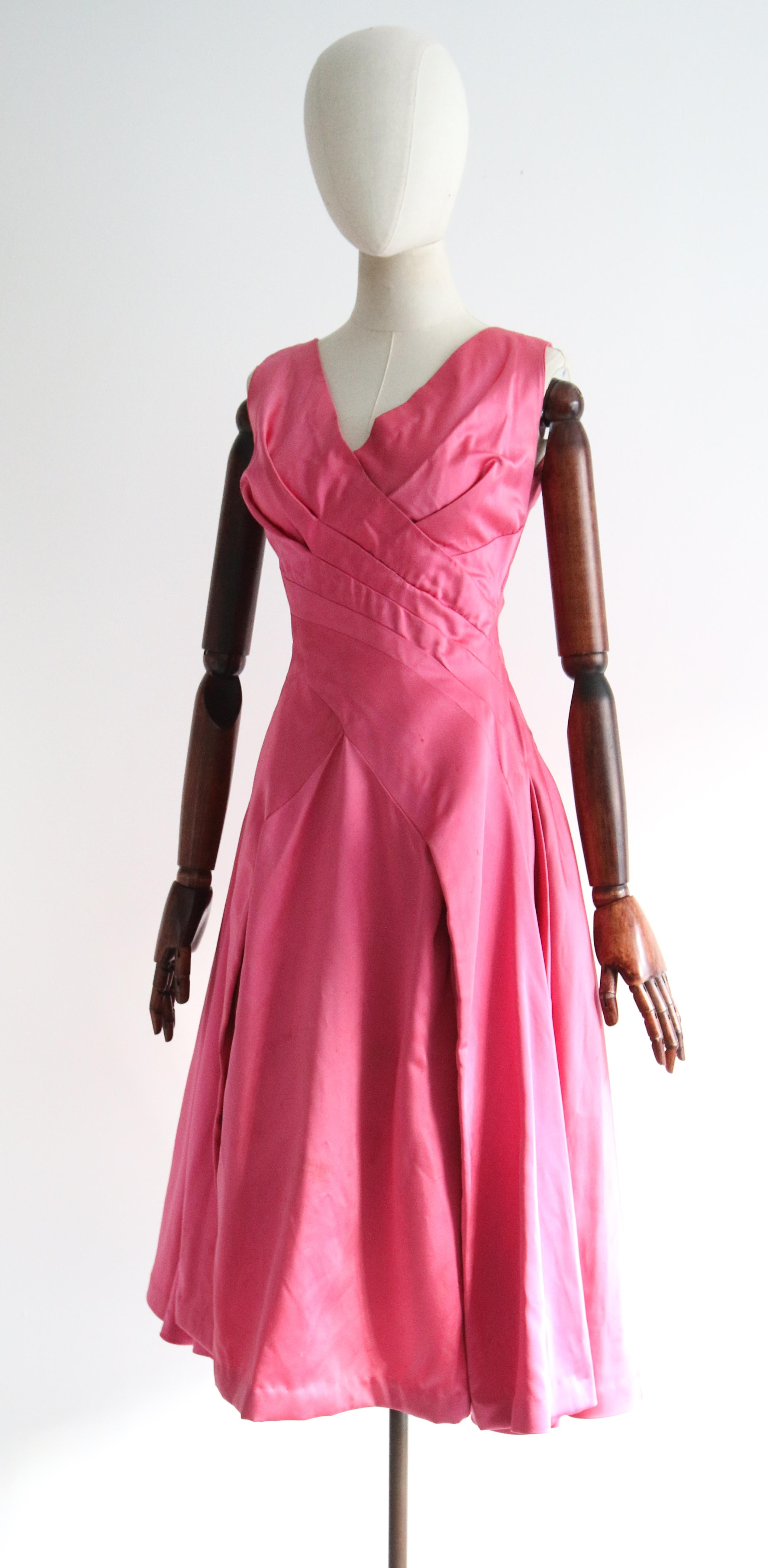 Vintage 1950's Duchess Satin Sweet Pink plissiertes Kleid UK 8-10 US 4-6 im Angebot 2