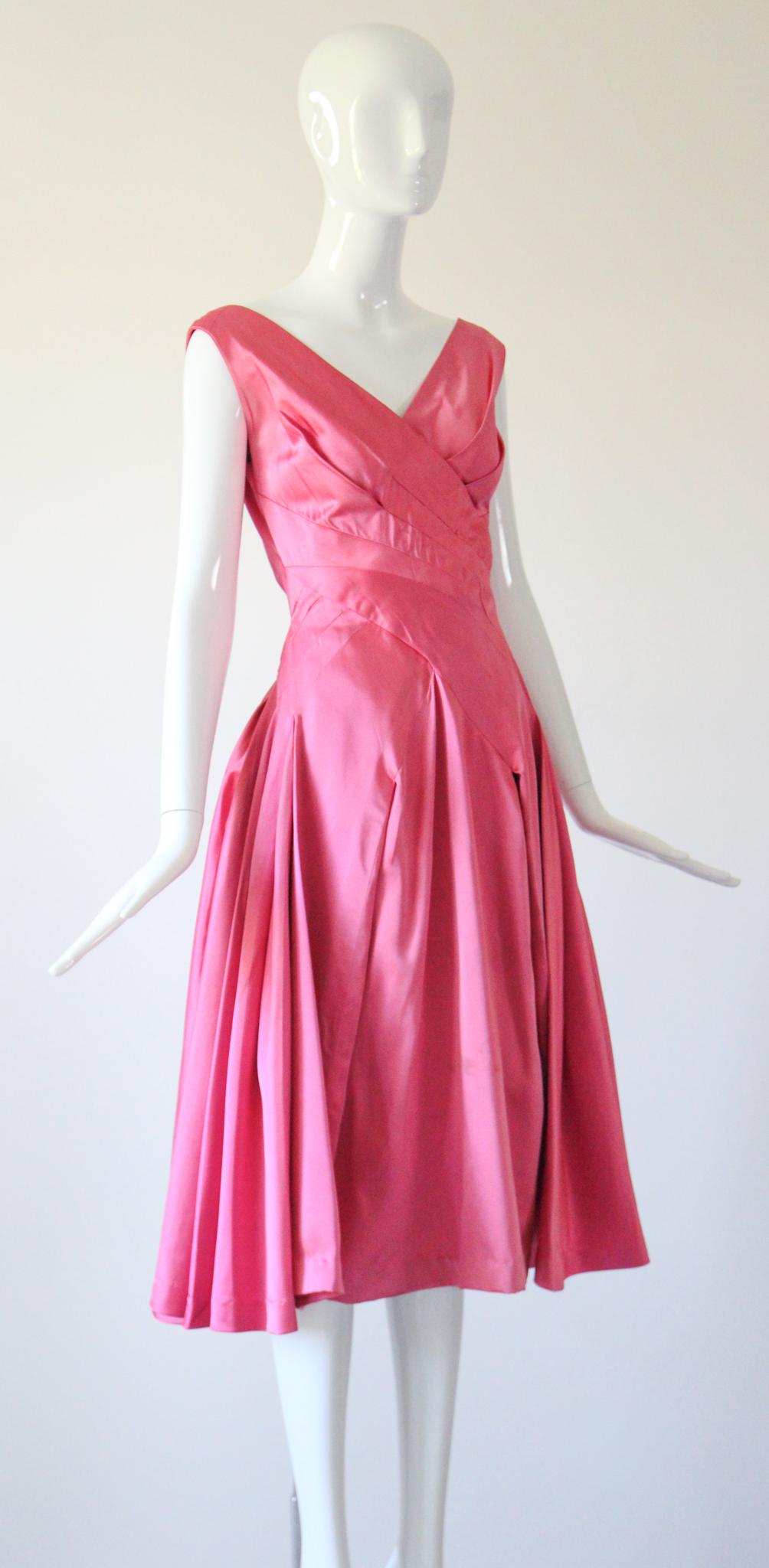 Vintage 1950's Duchess Satin Sweet Pink plissiertes Kleid UK 8-10 US 4-6 für Damen oder Herren im Angebot