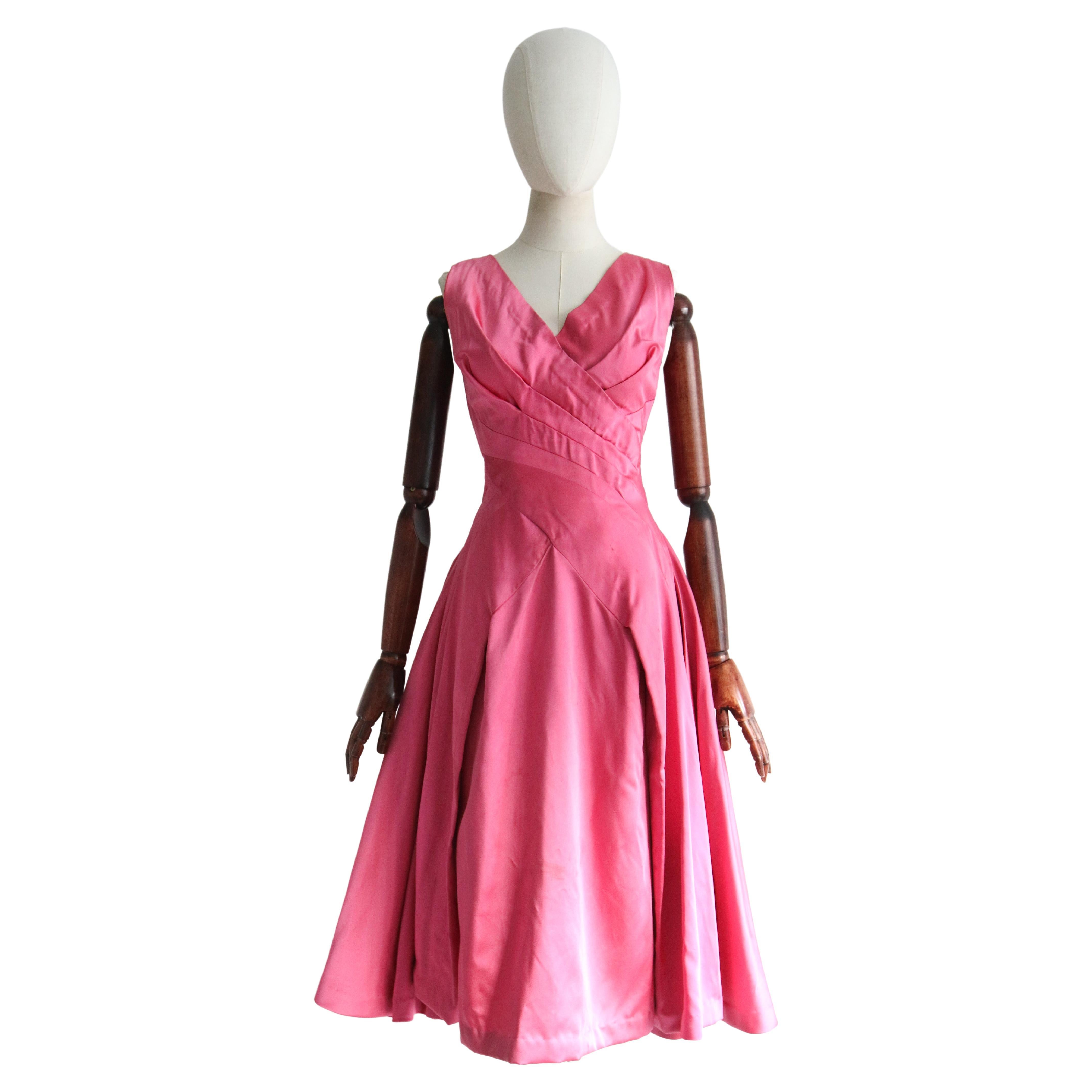 Vintage 1950's Duchess Satin Sweet Pink plissiertes Kleid UK 8-10 US 4-6 im Angebot