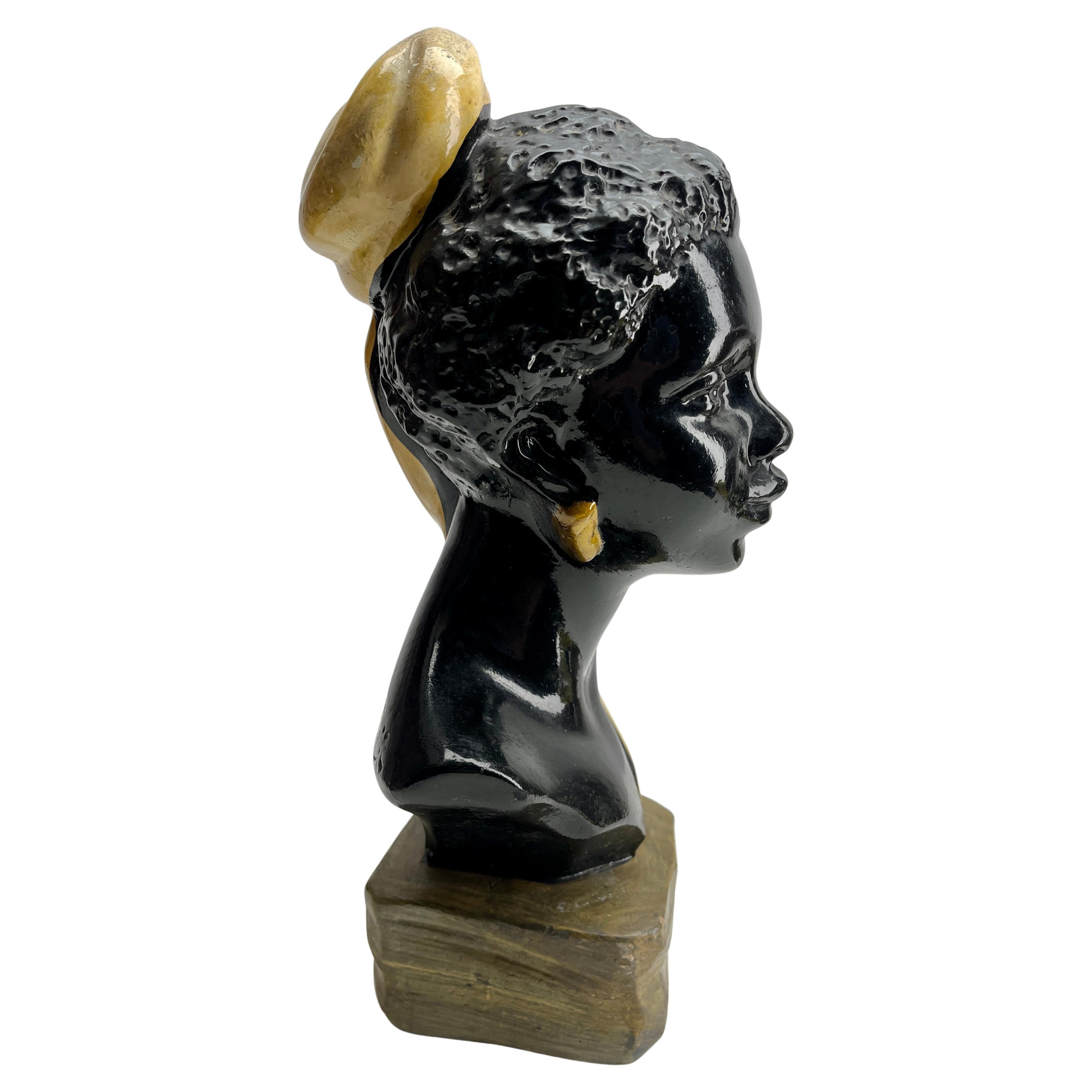 Vintage By 1950 Duron Busto in gesso nero 

Duron produceva statuette in gesso, lampade, placche da parete, busti e pezzi africani retrò degli anni '50 e '60. Esistono oltre 500 pezzi Duron diversi
L'azienda Duron è stata creata da 
