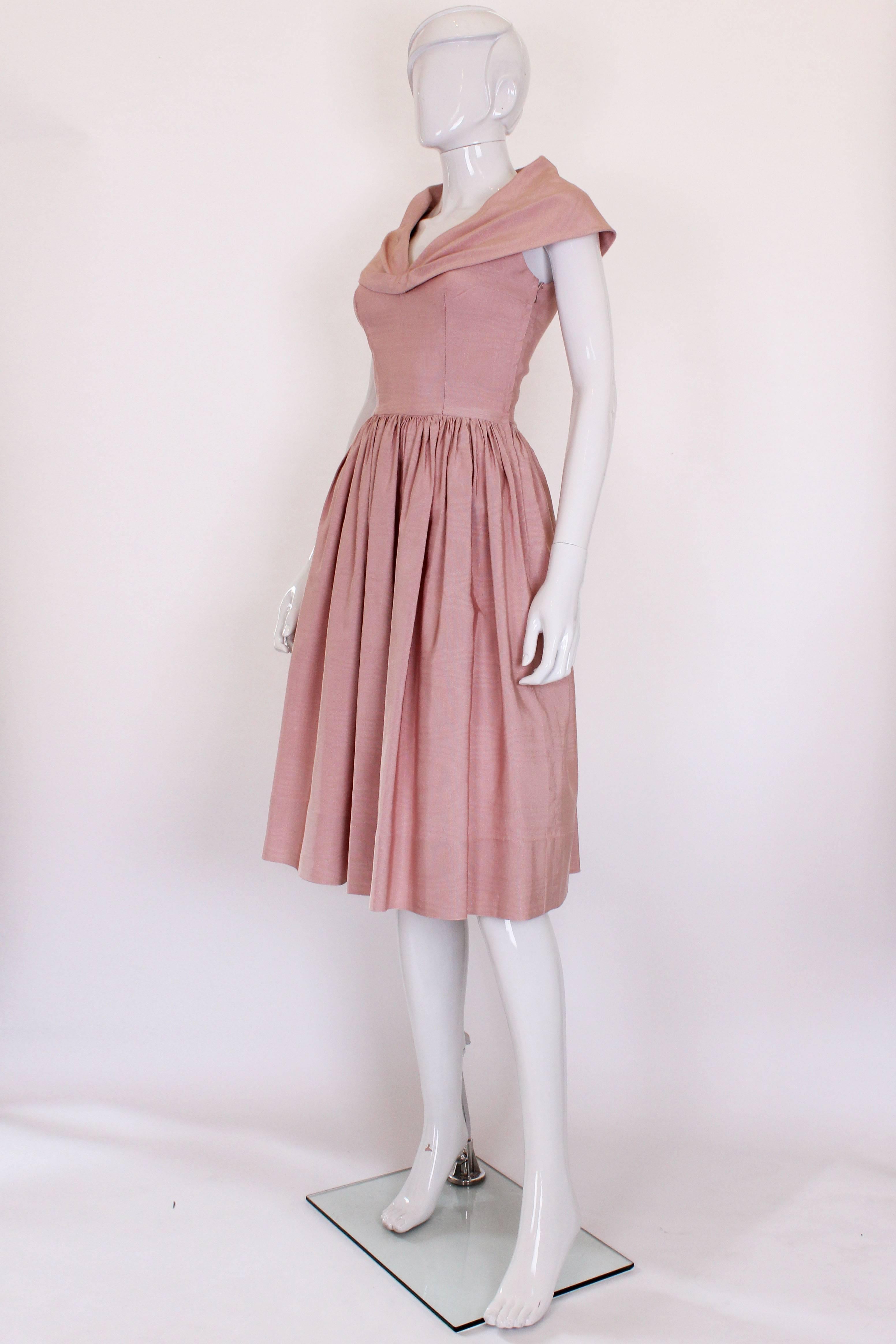 1950er Jahre, Vintage  Rosa Spitze im Prom-Stil  Kleid (Braun) im Angebot