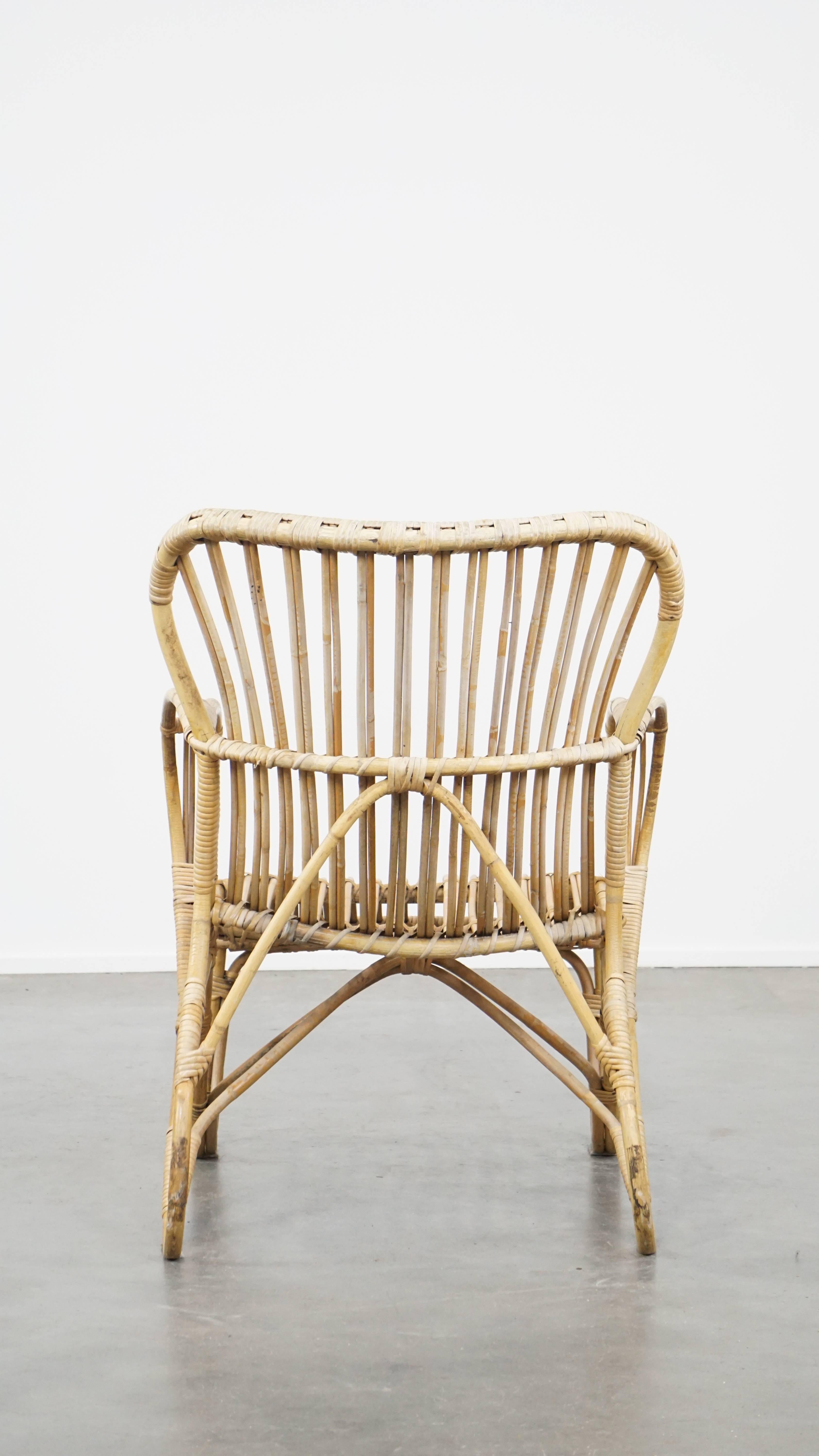 Hand-Crafted Vintage 1950s Dutch design rattan armchair with beautiful organic shapes For Sale