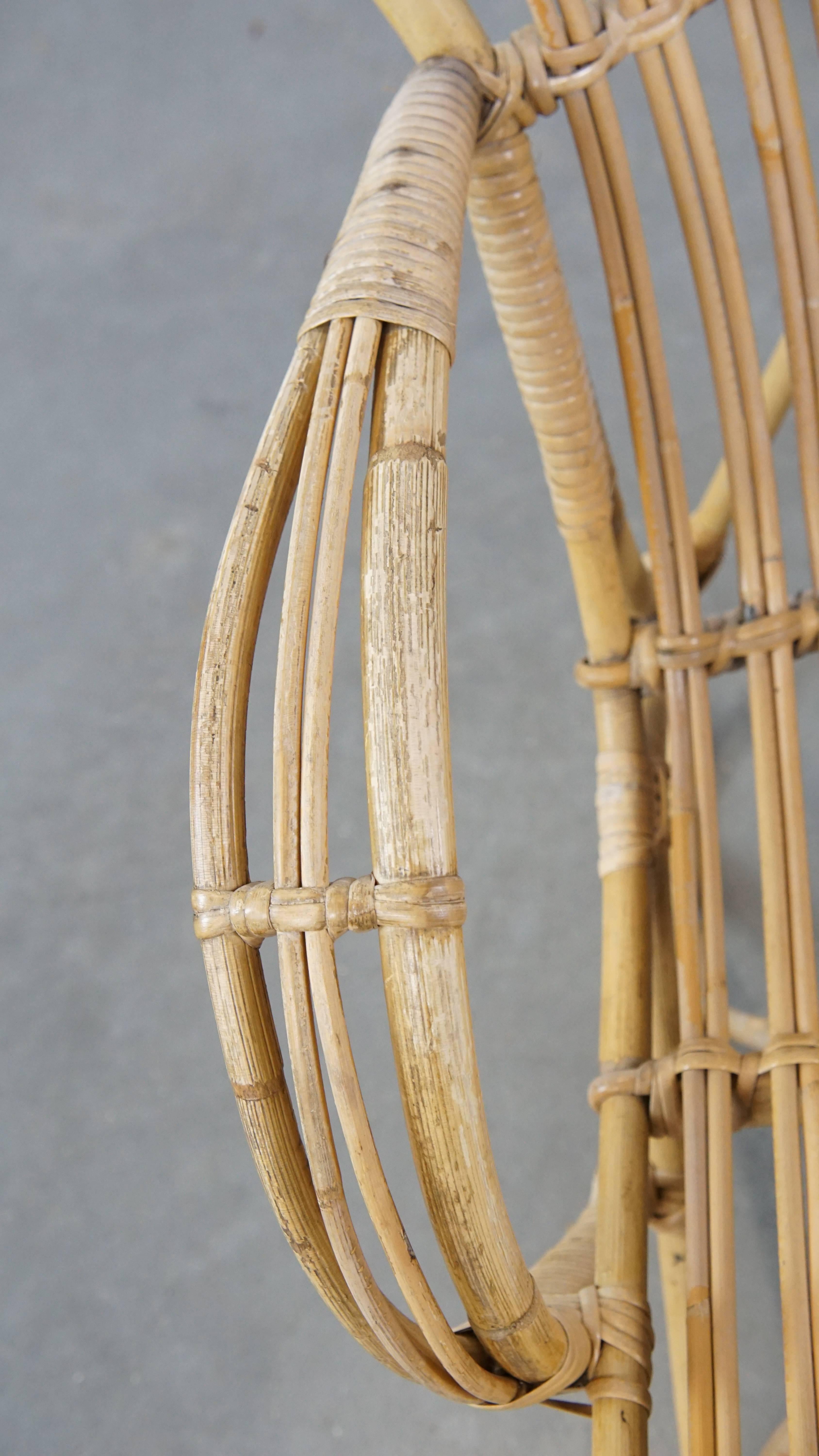 Rattan Vintage 1950s Dutch design rattan armchair with beautiful organic shapes For Sale