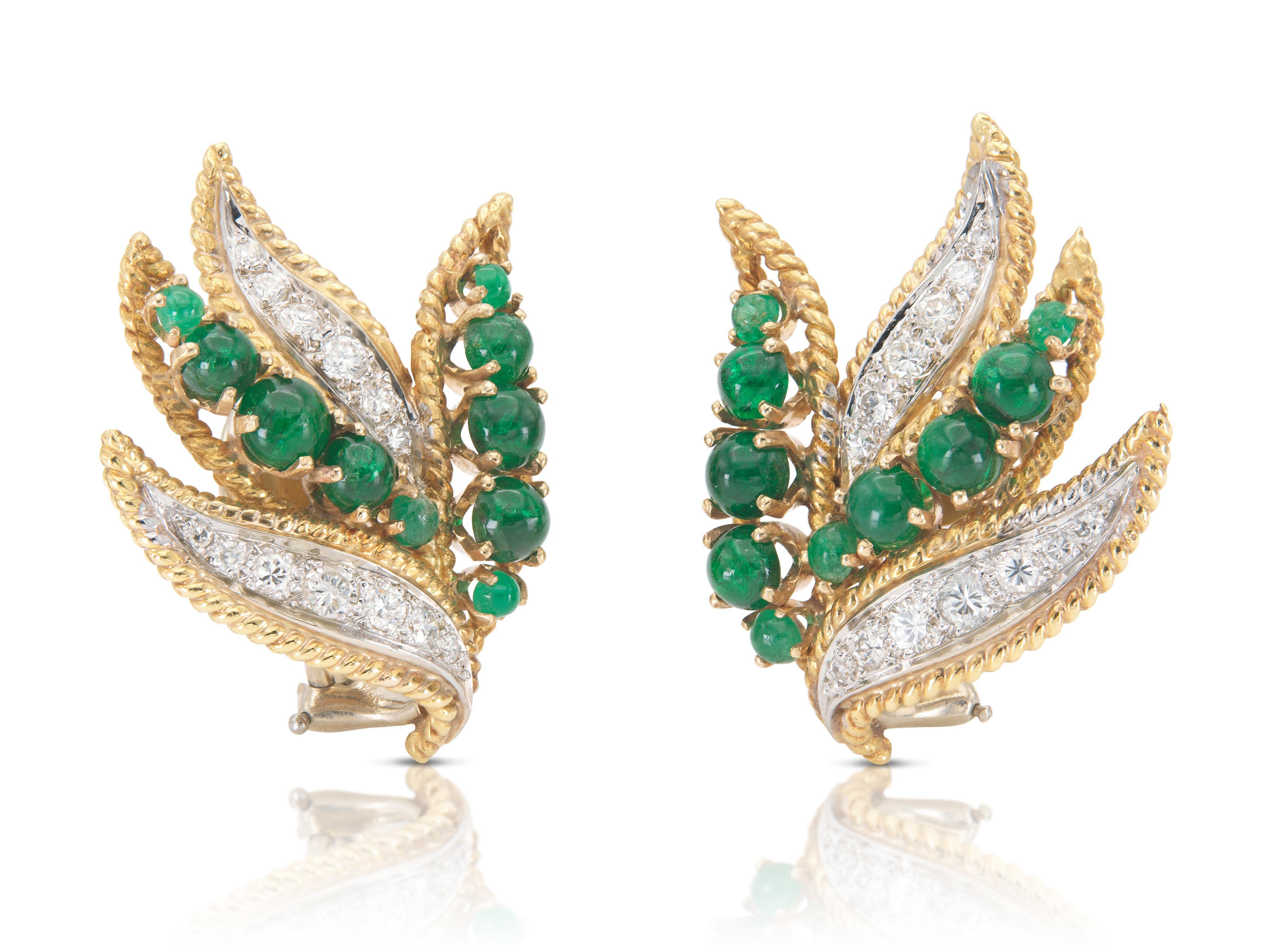 Fein gearbeitet in 18 Karat Gelb- und Weißgold mit Cabochon-Smaragden mit einem Gesamtgewicht von ca. 1,50 Karat und Diamanten mit rundem Brillantschliff mit einem Gesamtgewicht von ca. 1,50 Karat.
Circa 1950er Jahre
1 1/8 x 1 1/8 Zoll