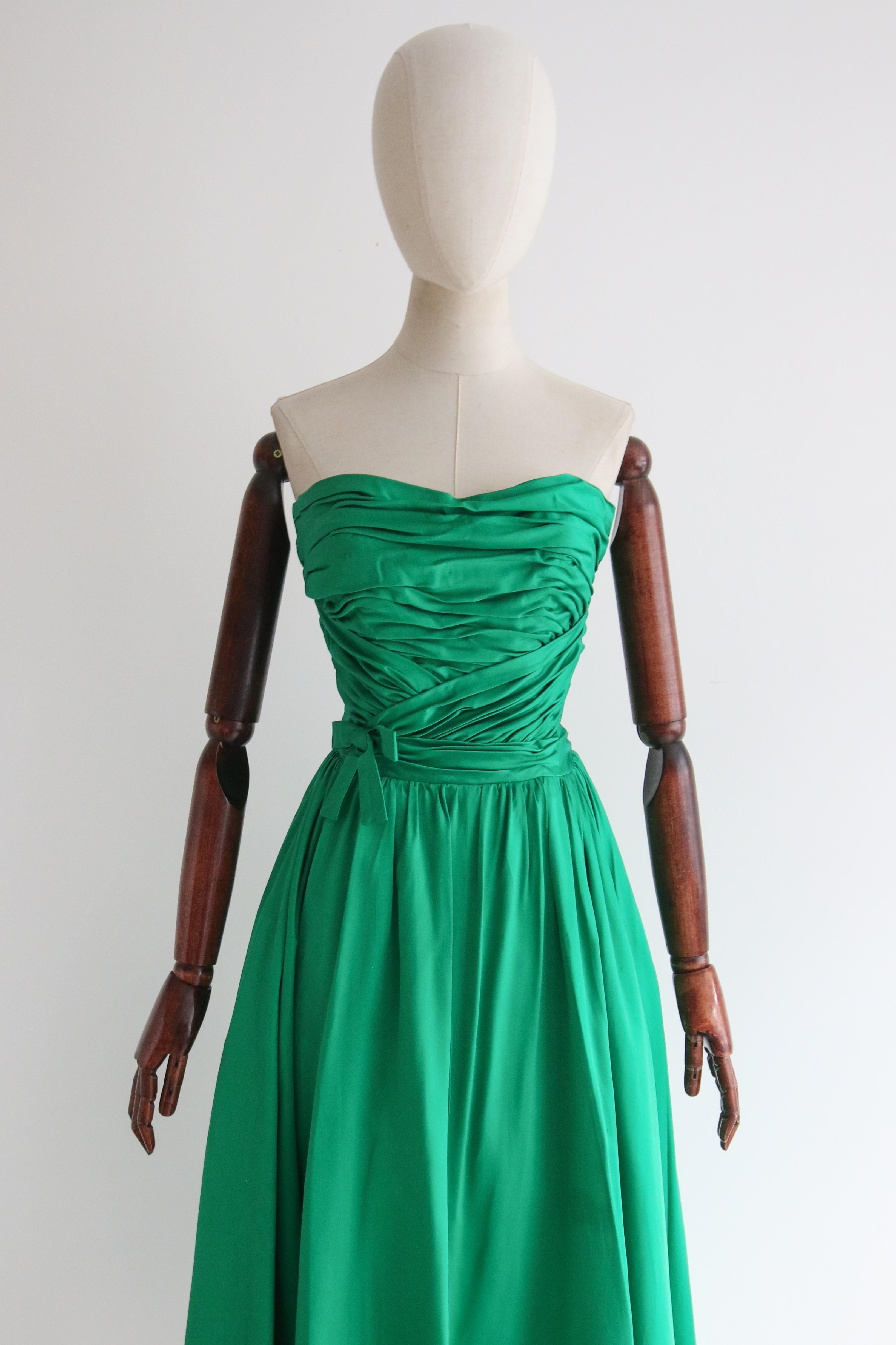 Verde Abito vintage anni '50 in raso verde smeraldo a pieghe senza spalline UK 6 US 2 Susan Small in vendita