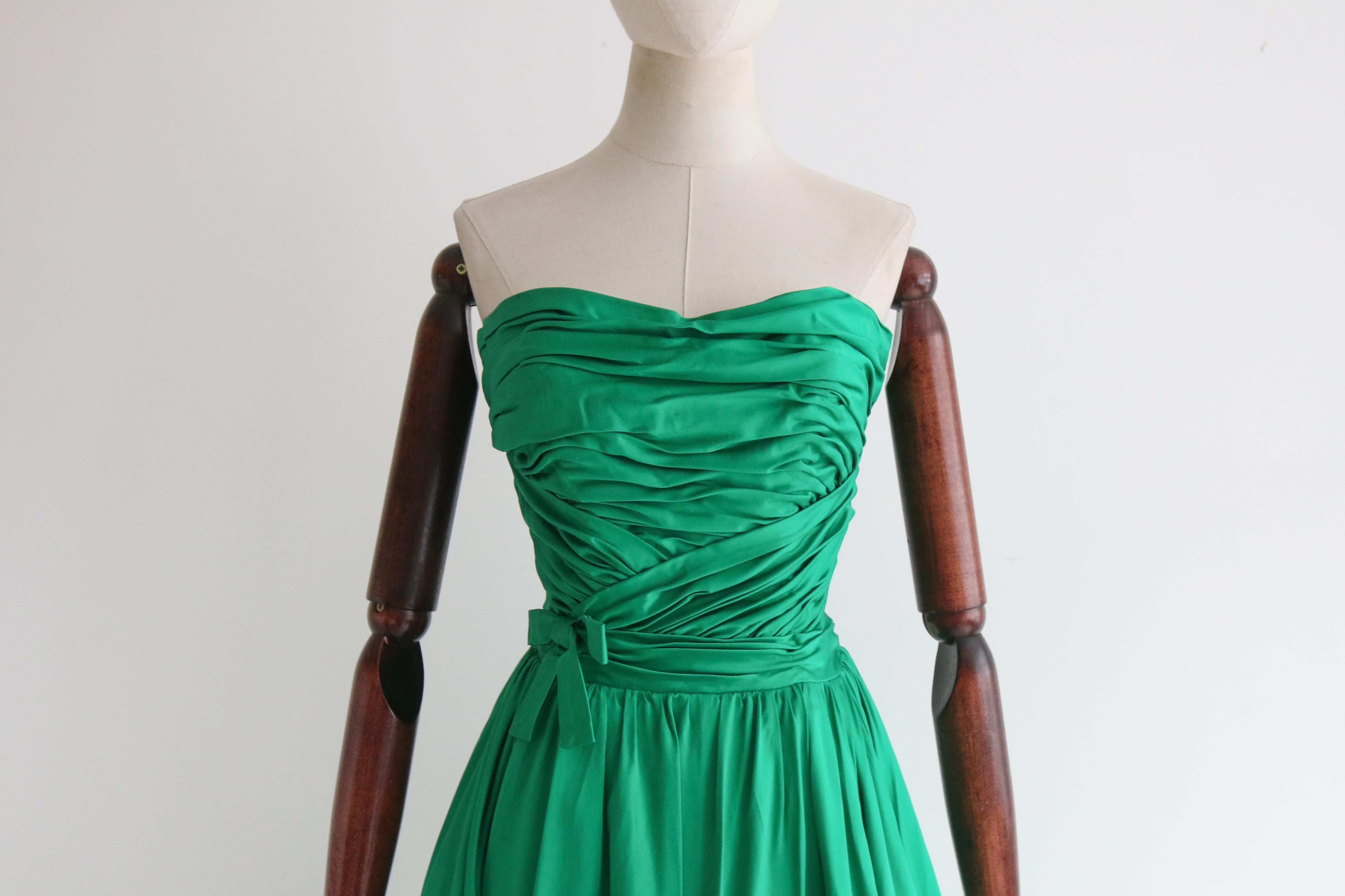Vintage 1950's Smaragdgrüner Satin Plissee trägerloses Kleid UK 6 US 2 Susan Small im Angebot 1