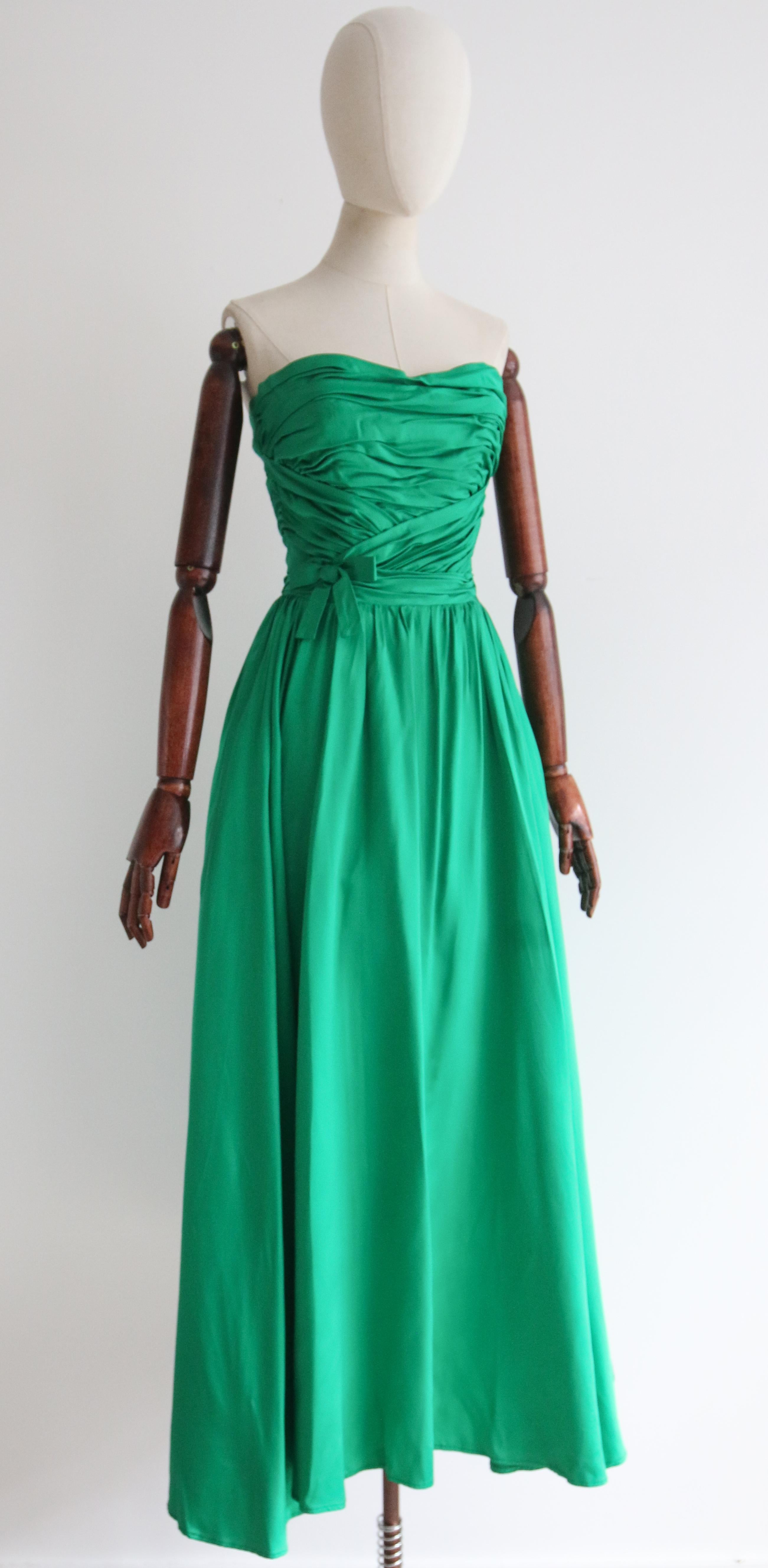 Vintage 1950's Smaragdgrüner Satin Plissee trägerloses Kleid UK 6 US 2 Susan Small im Angebot 2
