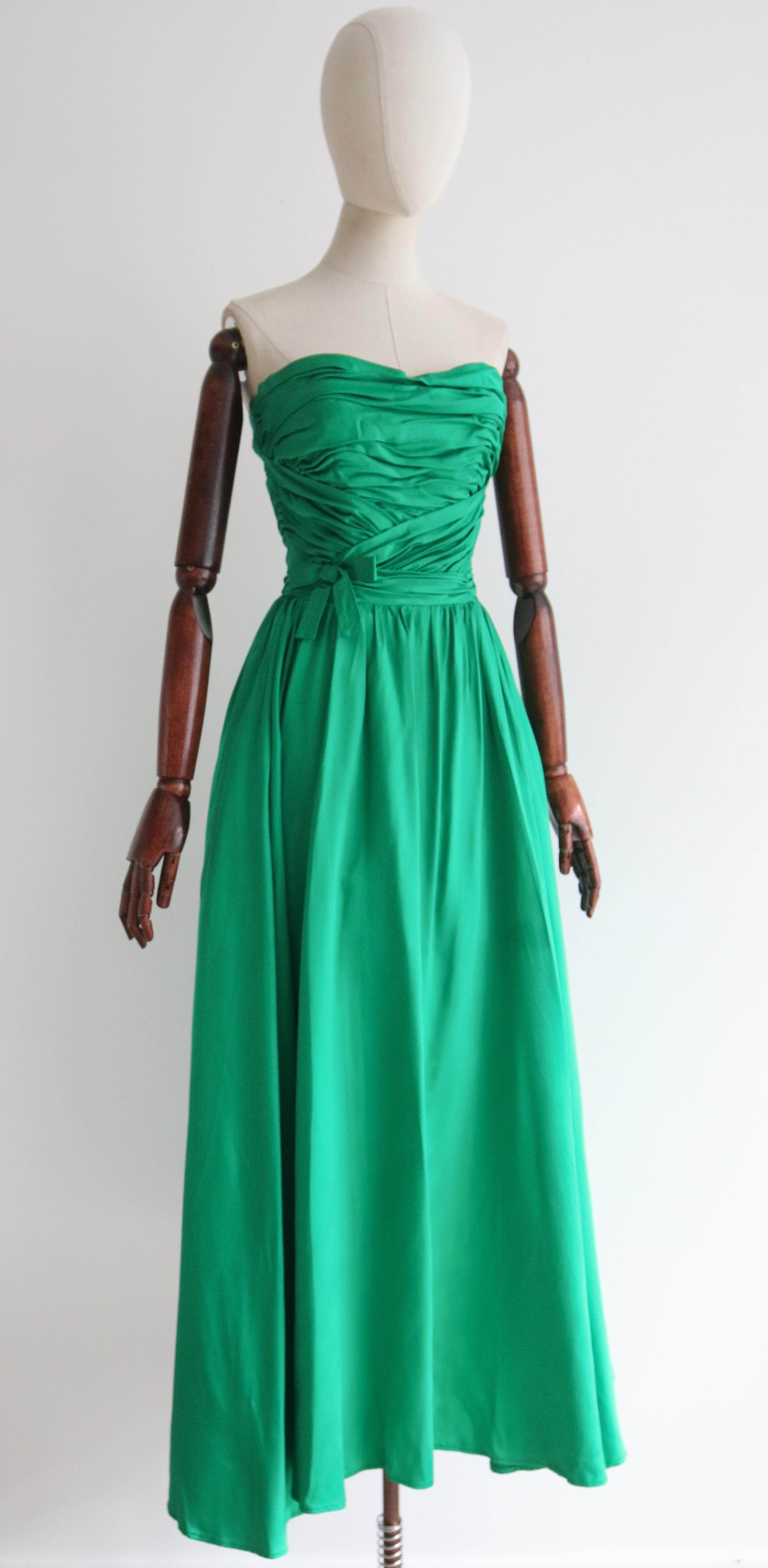 Abito vintage anni '50 in raso verde smeraldo a pieghe senza spalline UK 6 US 2 Susan Small in vendita 1