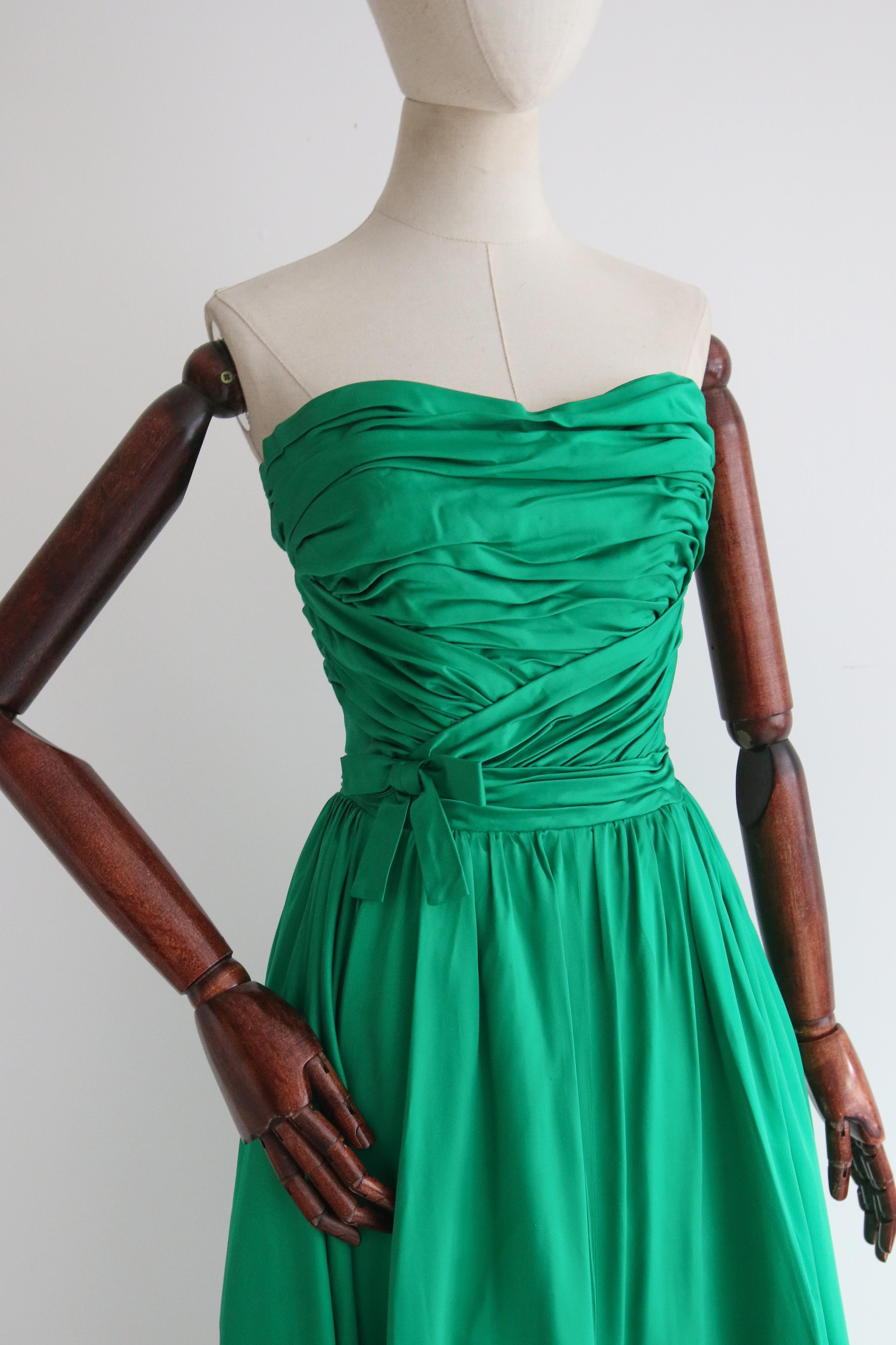 Vintage 1950's Smaragdgrüner Satin Plissee trägerloses Kleid UK 6 US 2 Susan Small im Angebot 3