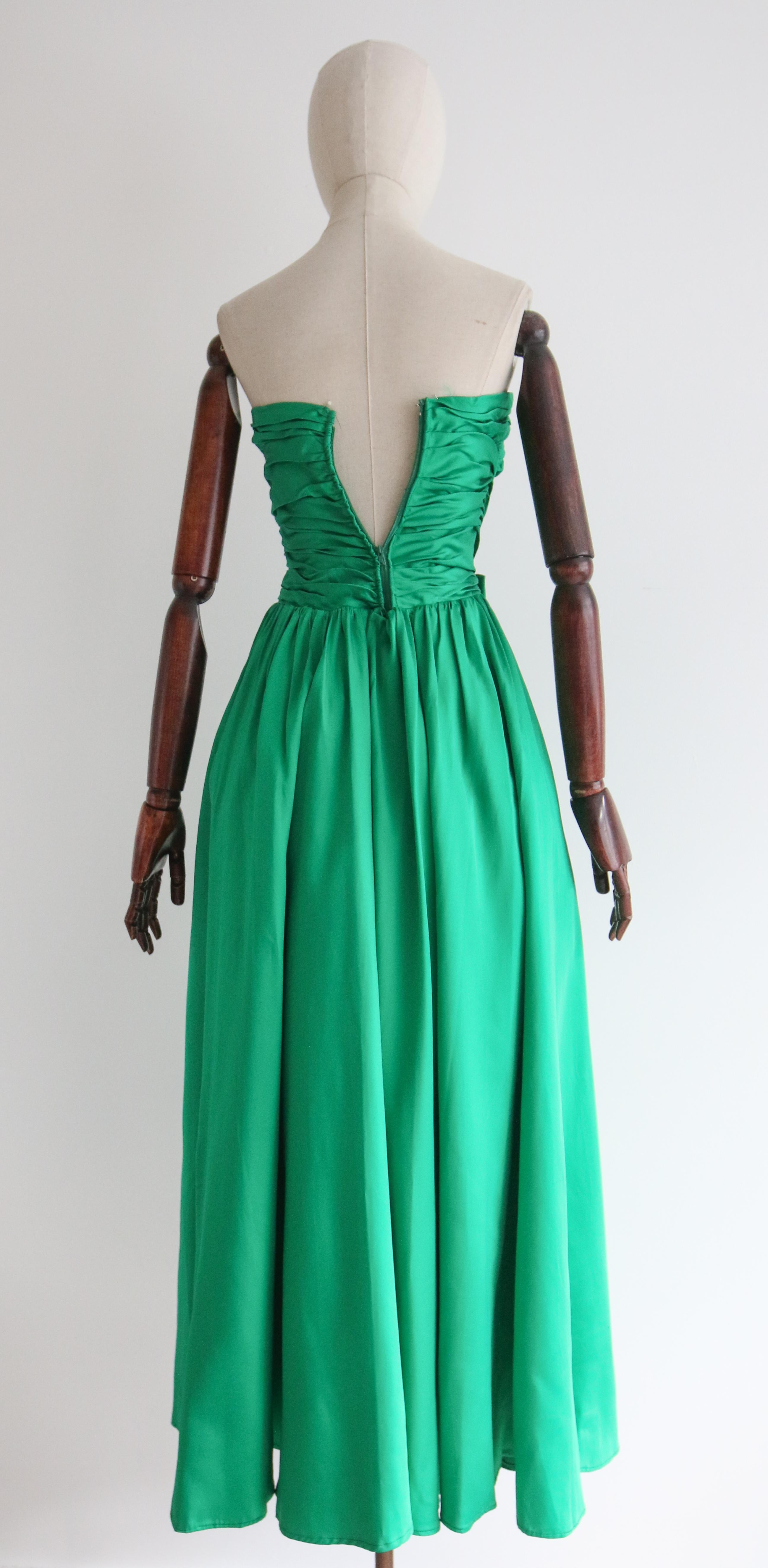 Vintage 1950's Smaragdgrüner Satin Plissee trägerloses Kleid UK 6 US 2 Susan Small im Angebot 5
