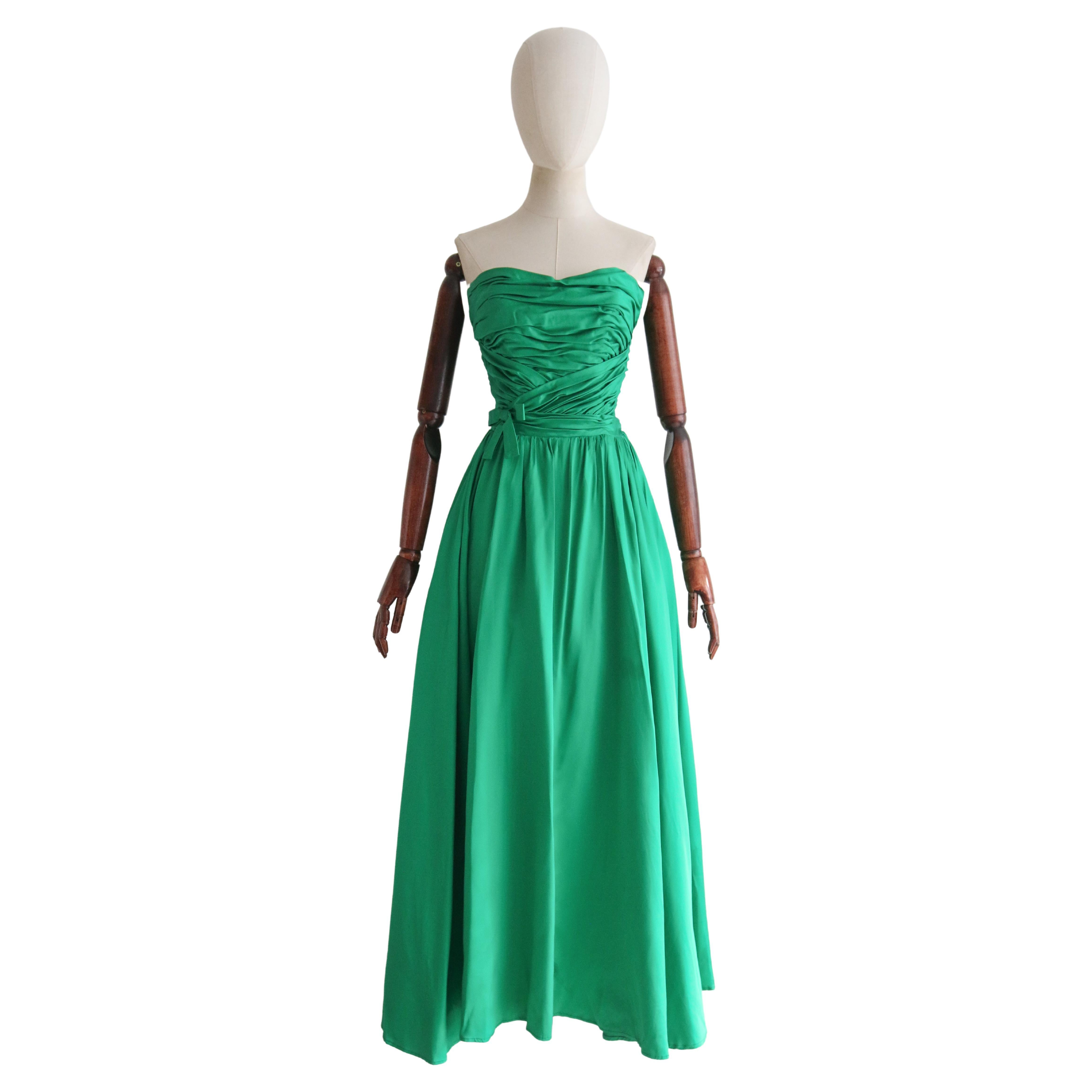 Abito vintage anni '50 in raso verde smeraldo a pieghe senza spalline UK 6 US 2 Susan Small in vendita