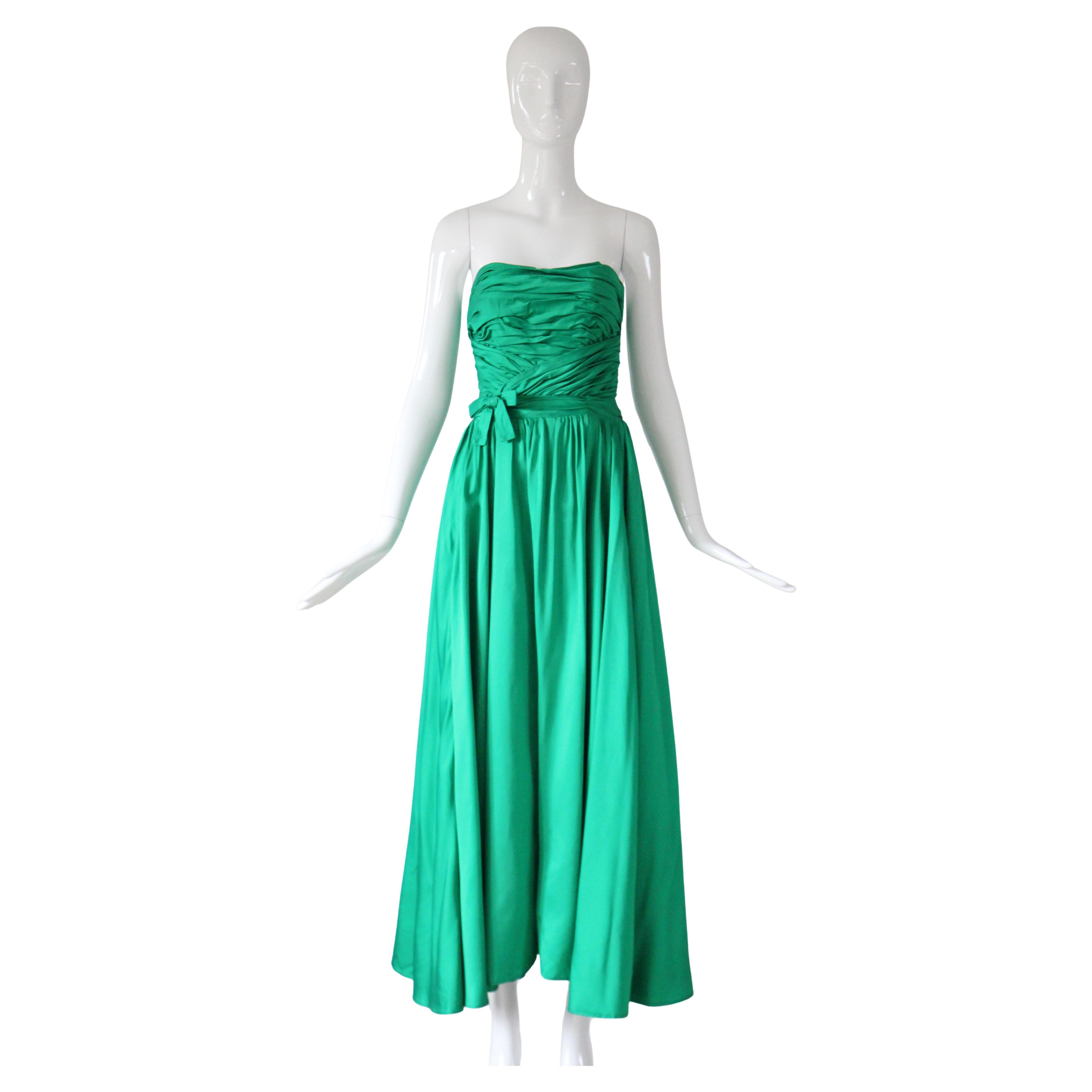 Vintage 1950s Emerald Green Satin Strapless Dress Pleated Susan Small UK 6 US 2 en vente