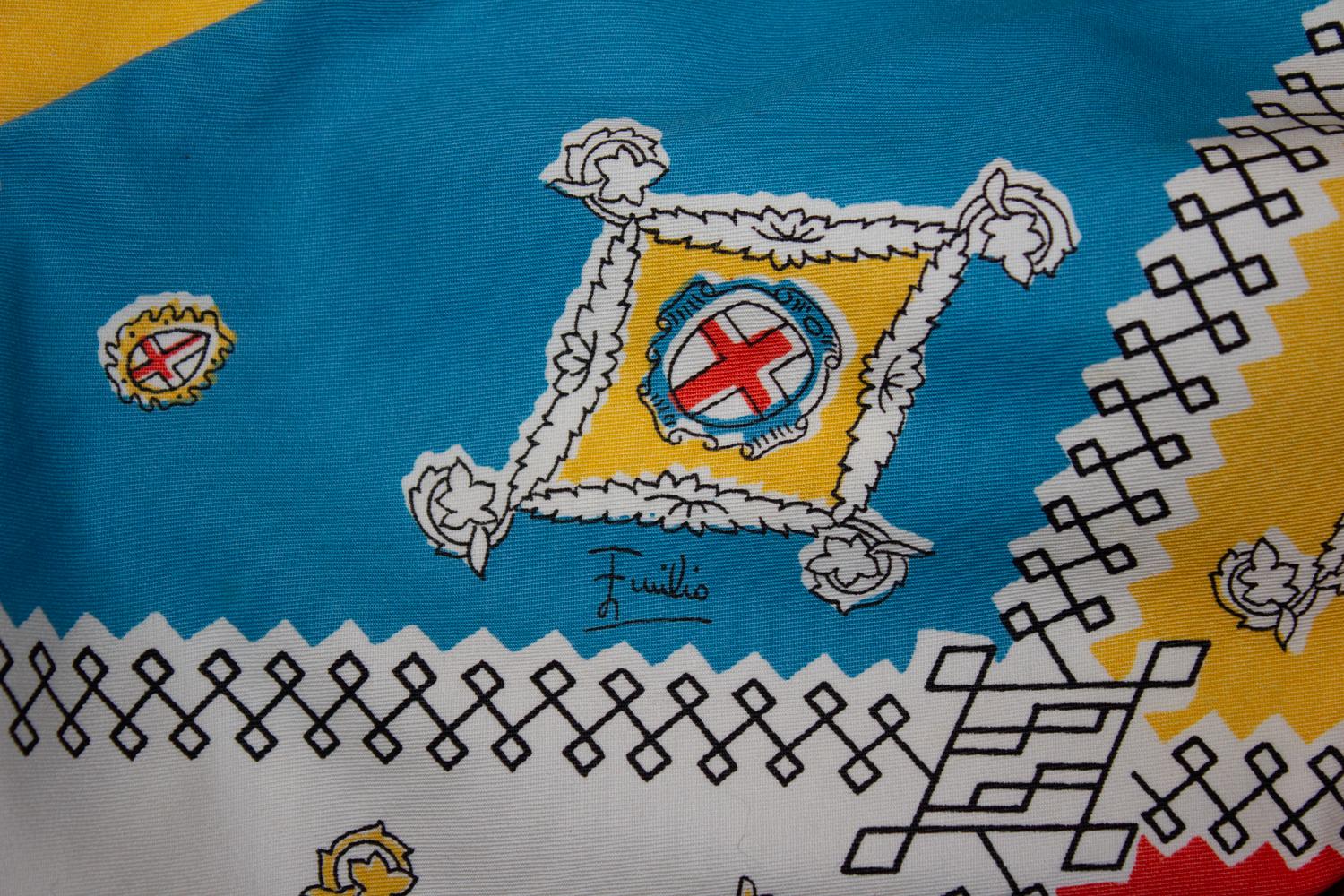 Ein lustiges Vintage-Sonnenkleid von Emilio Pucci . Mit Baumwolldruck und selbstklebendem Gürtel,  das Kleid hat interne Haken, so dass ein Schultergurt oder ein Neckholder-Träger hinzugefügt werden kann.  Sie hat eine seitliche