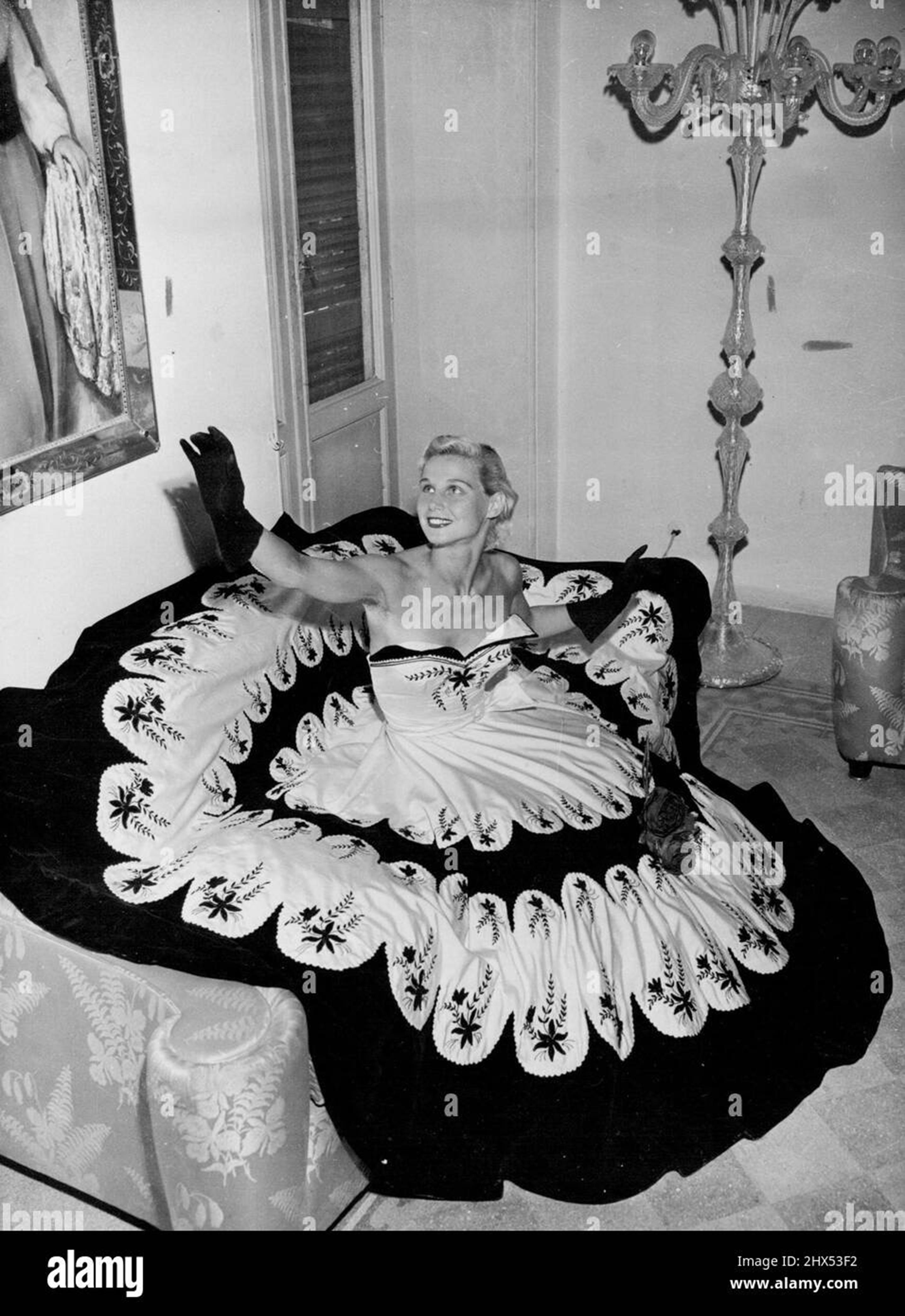 Emilio Schuberth Couture - Robe en satin brodée noire et ivoire, vintage, années 1950 en vente 3