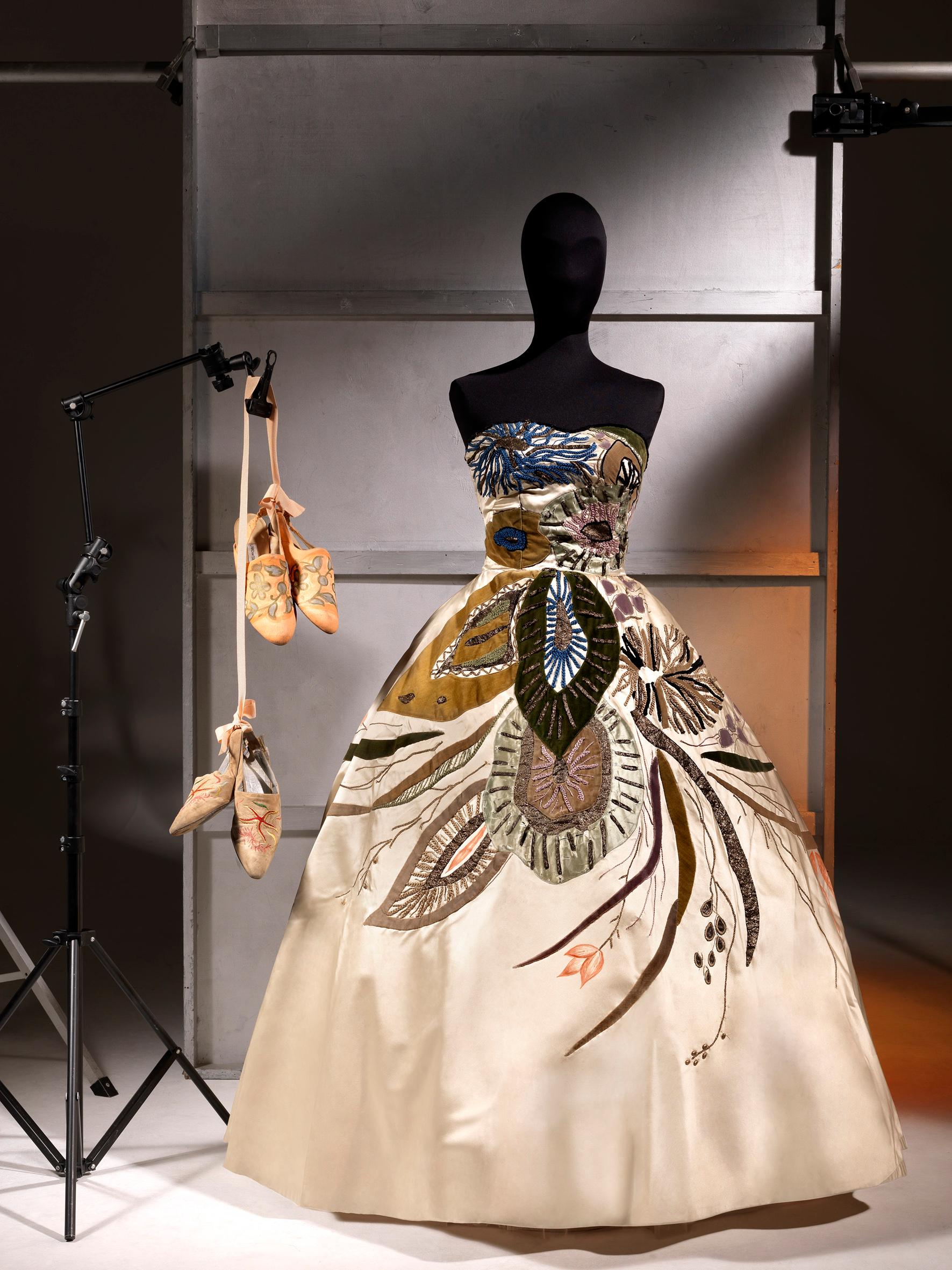 An important and absolutely magnificent Emilio Schuberth Italian couture ocean aquatic motif ivory satin gown dating back to 1951. A Met Gala worthy look! This breathtaking dress was custom-made for Italian costume designer Marcella Rossellini who