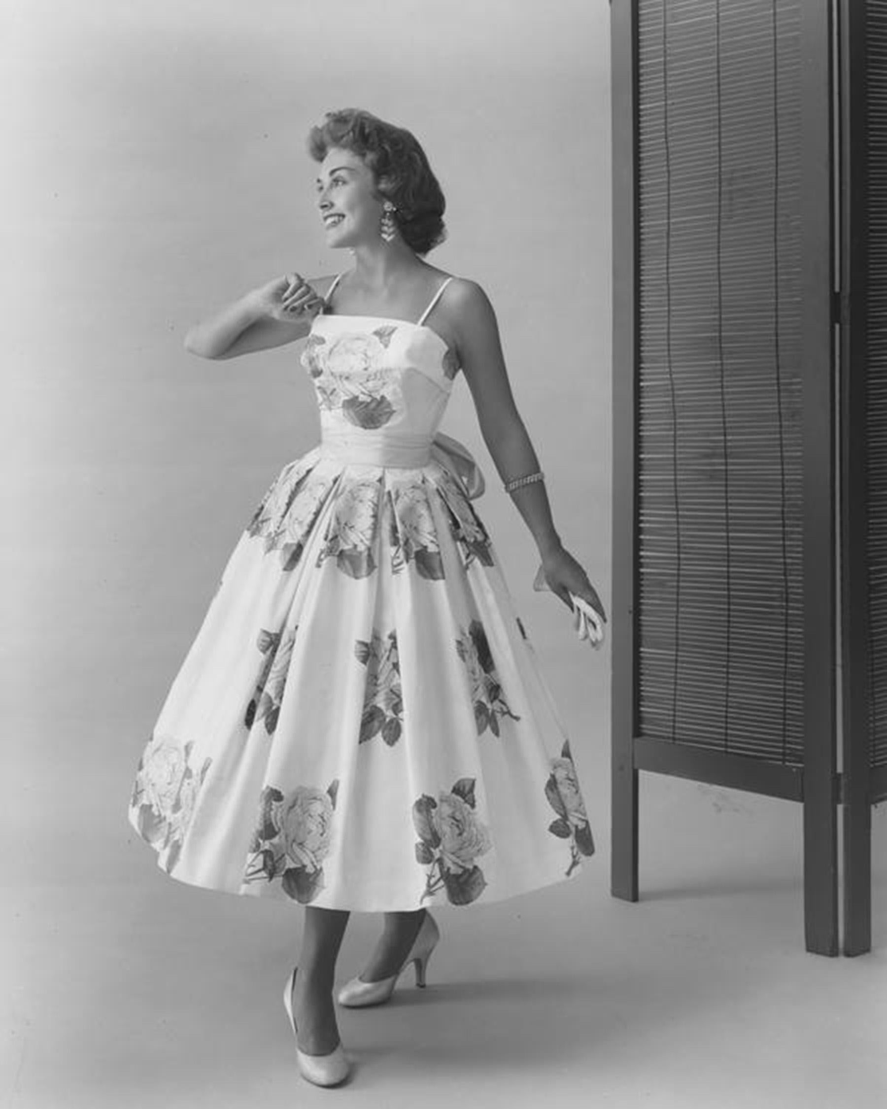 Vintage 1950's Emma Domb Red Roses Illusion Print Tulle Full-Skirt Party Dress Bon état - En vente à Beverly Hills, CA