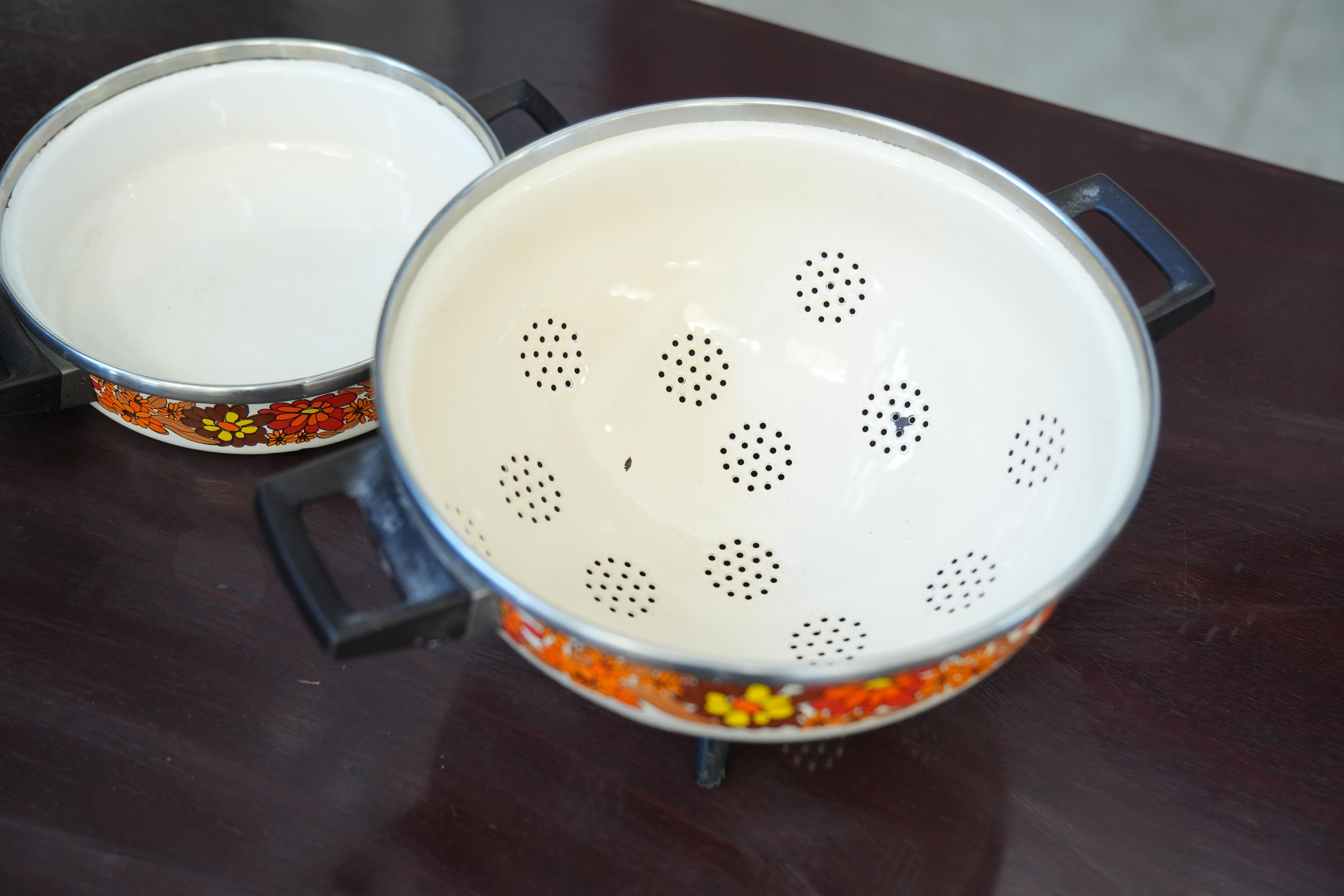 Italian Vintage 1950s Enamel Floral Colander & Stew Pot Set For Sale