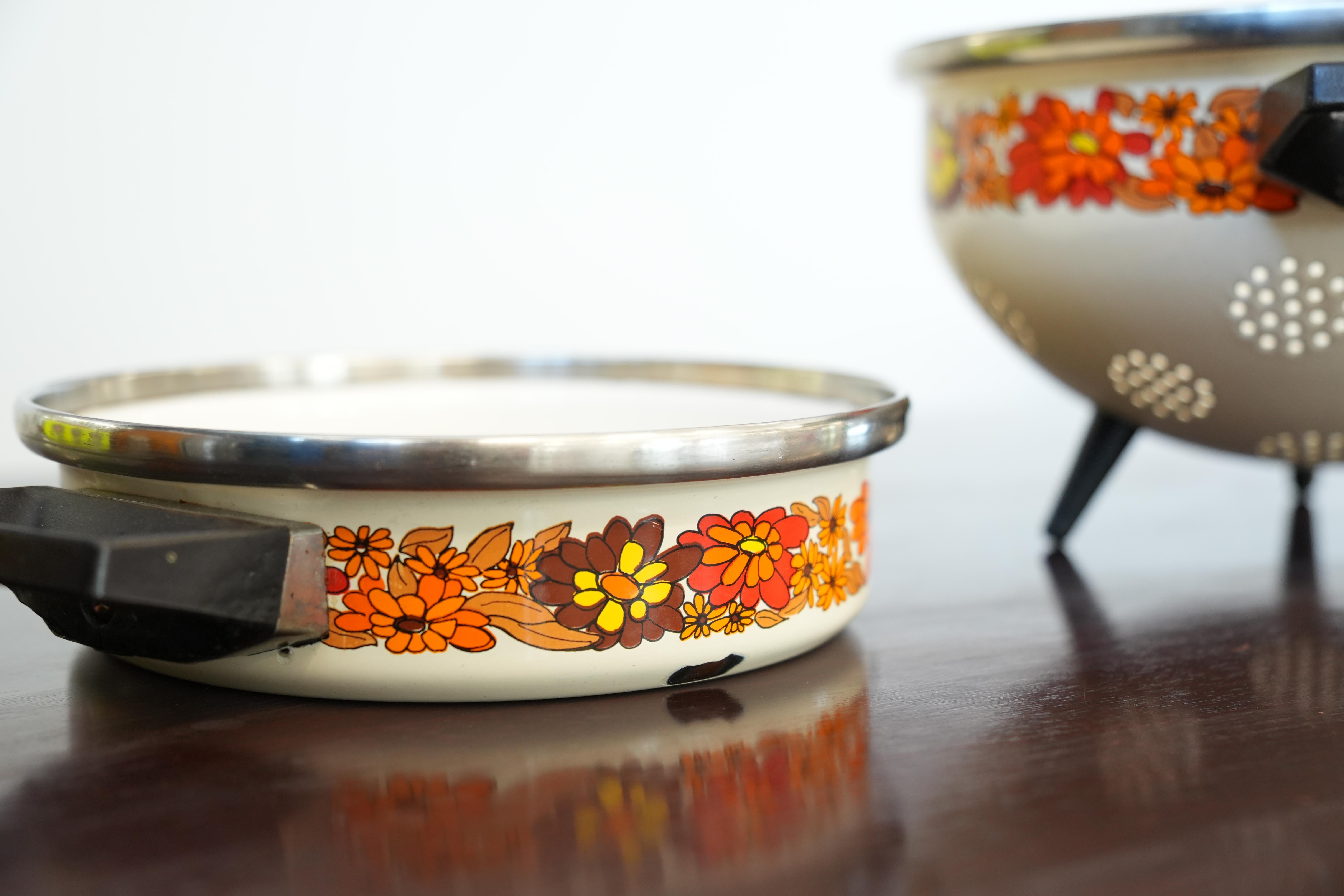 Vintage 1950s Enamel Floral Colander & Stew Pot Set In Good Condition For Sale In Manzano, IT