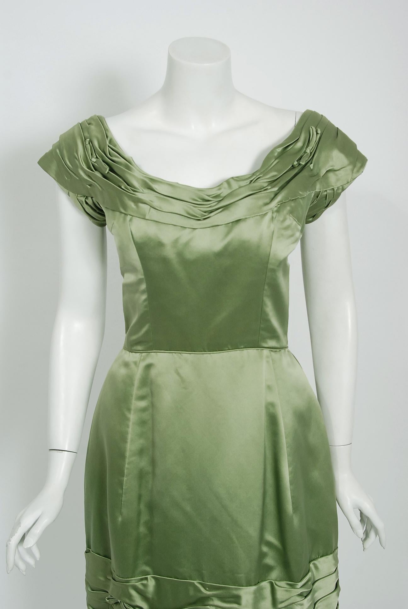 Dieses elegante und zeitlose Cocktailkleid aus den 1950er Jahren stammt von dem Designer-Label Evelyn Brown Washington D.C. Perfekt für jede anstehende Party; in dieser Schönheit kann man sich einfach nur feminin fühlen! Das Kleidungsstück ist aus