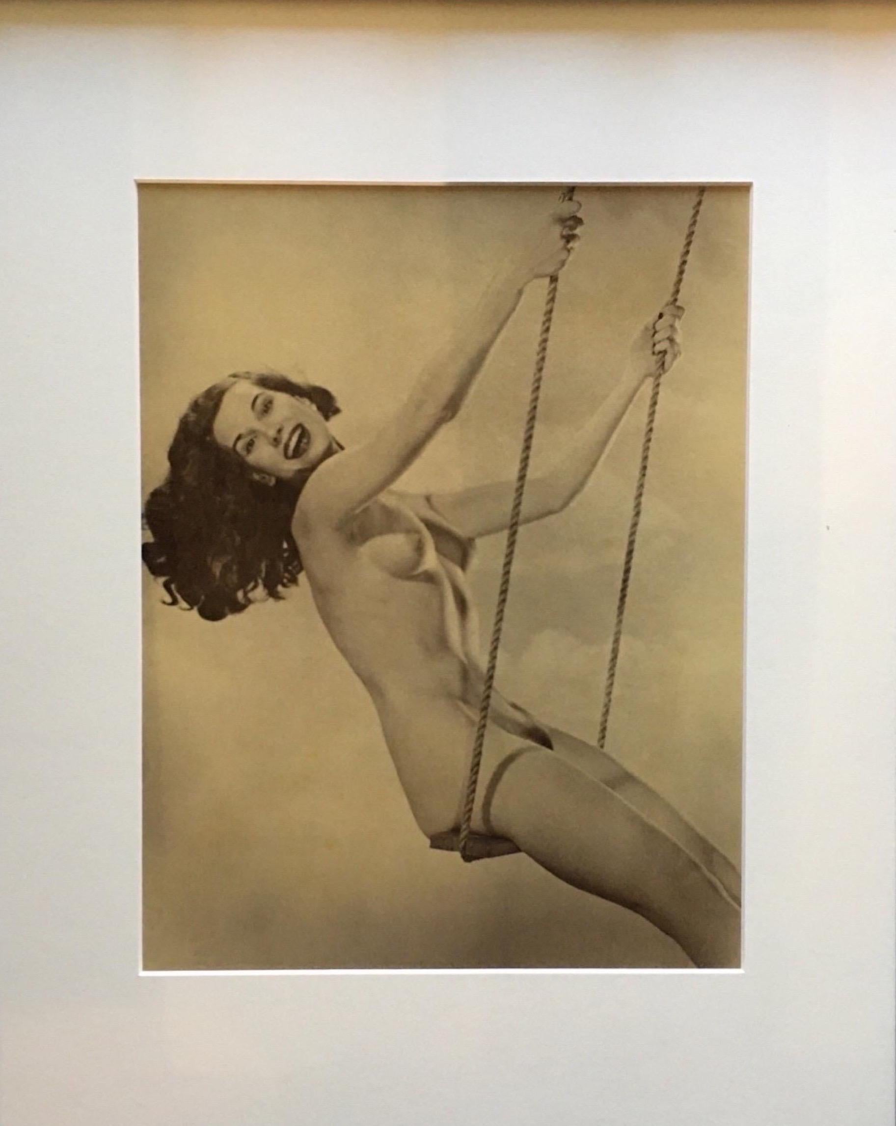 Mid-Century Modern Vintage 1950s Female Nude on Swing Hand Toned Green Original Photograph Encadré en vente