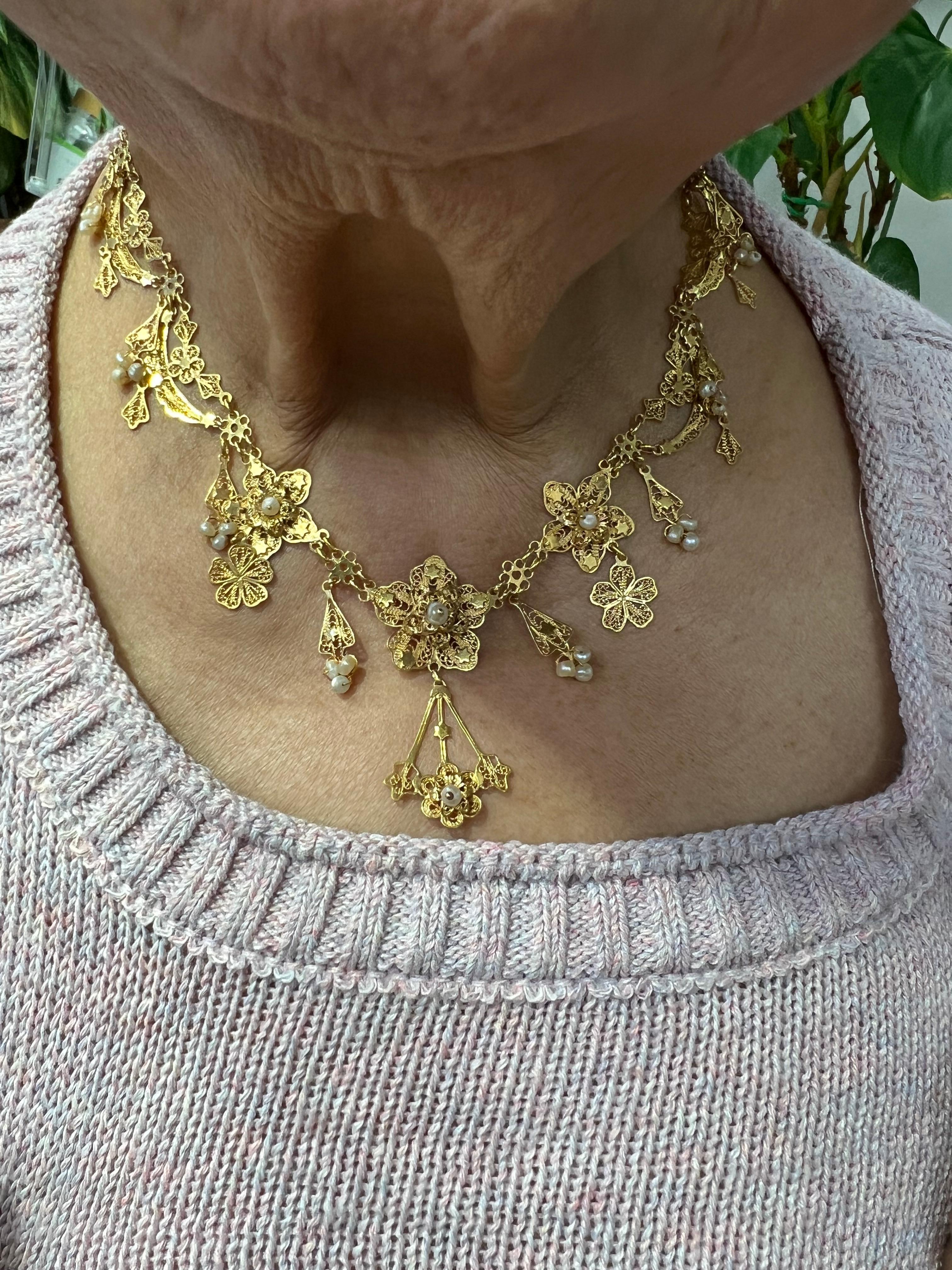 Vintage 1950s frange filigrane or jaune 18k et collier de perles.

Le 