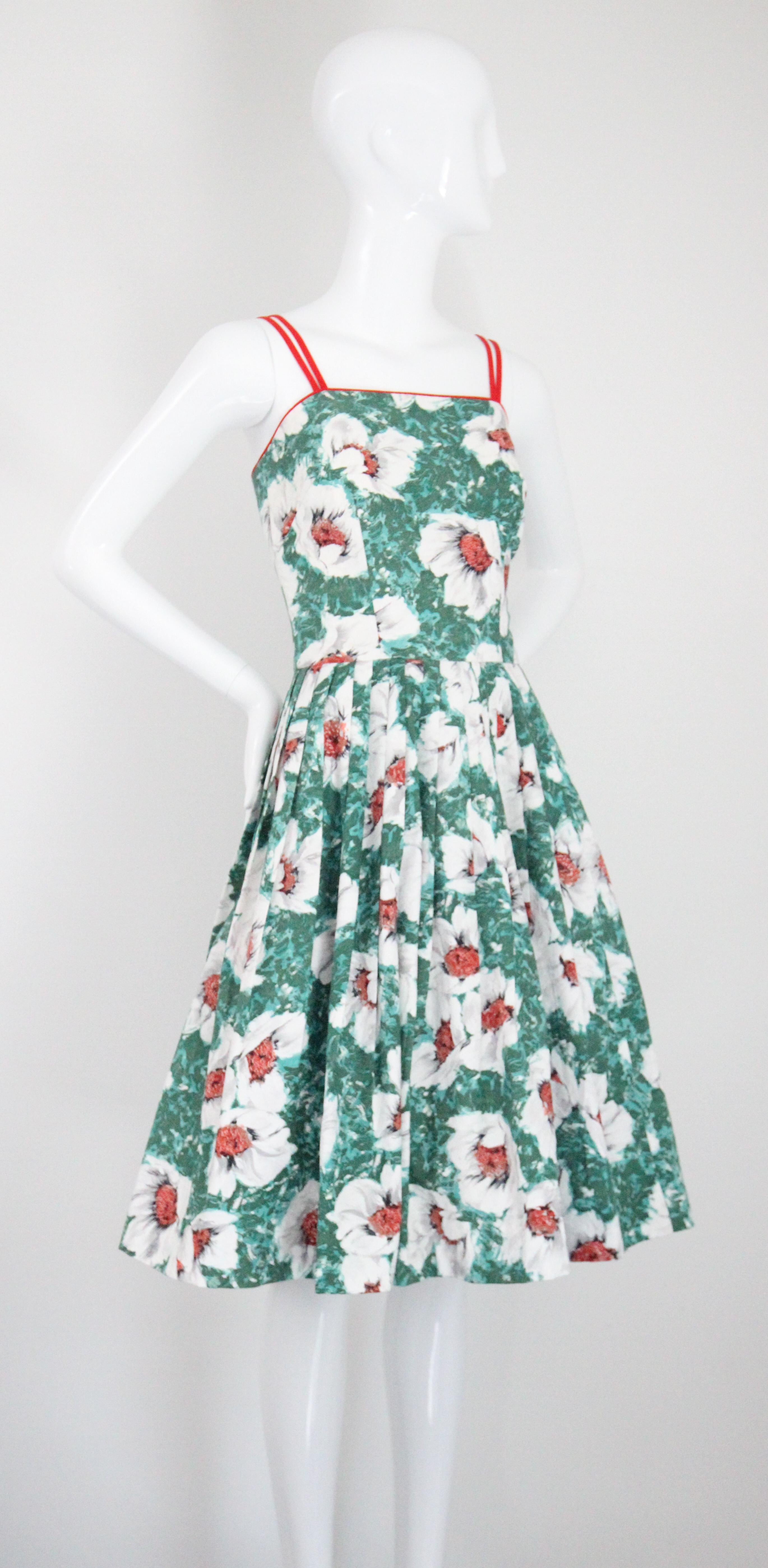 Vintage 1950's Floral Dress 1950's Cotton Floral Green Fit and Flare UK 6 US 2 In Good Condition For Sale In Cheltenham, GB