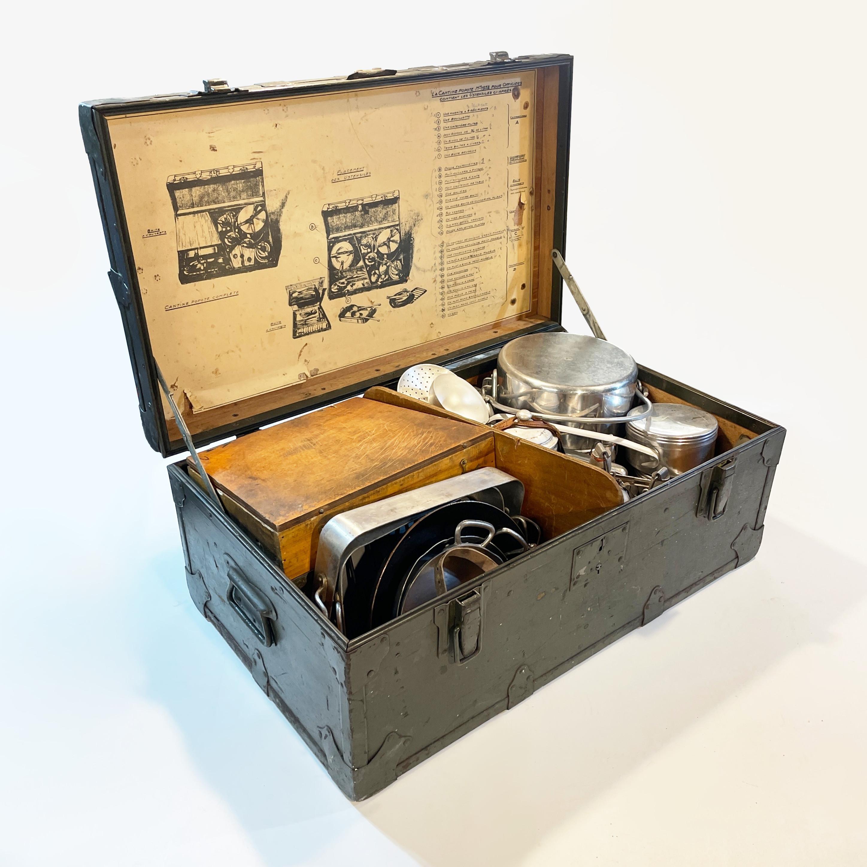 Encantador juego de comedor de oficial militar francés de los años 50.  El kit parece completo en su mayor parte e incluye el baúl original con todos los elementos que aparecen en las fotos.  Este juego tiene capacidad para unas 12 personas con