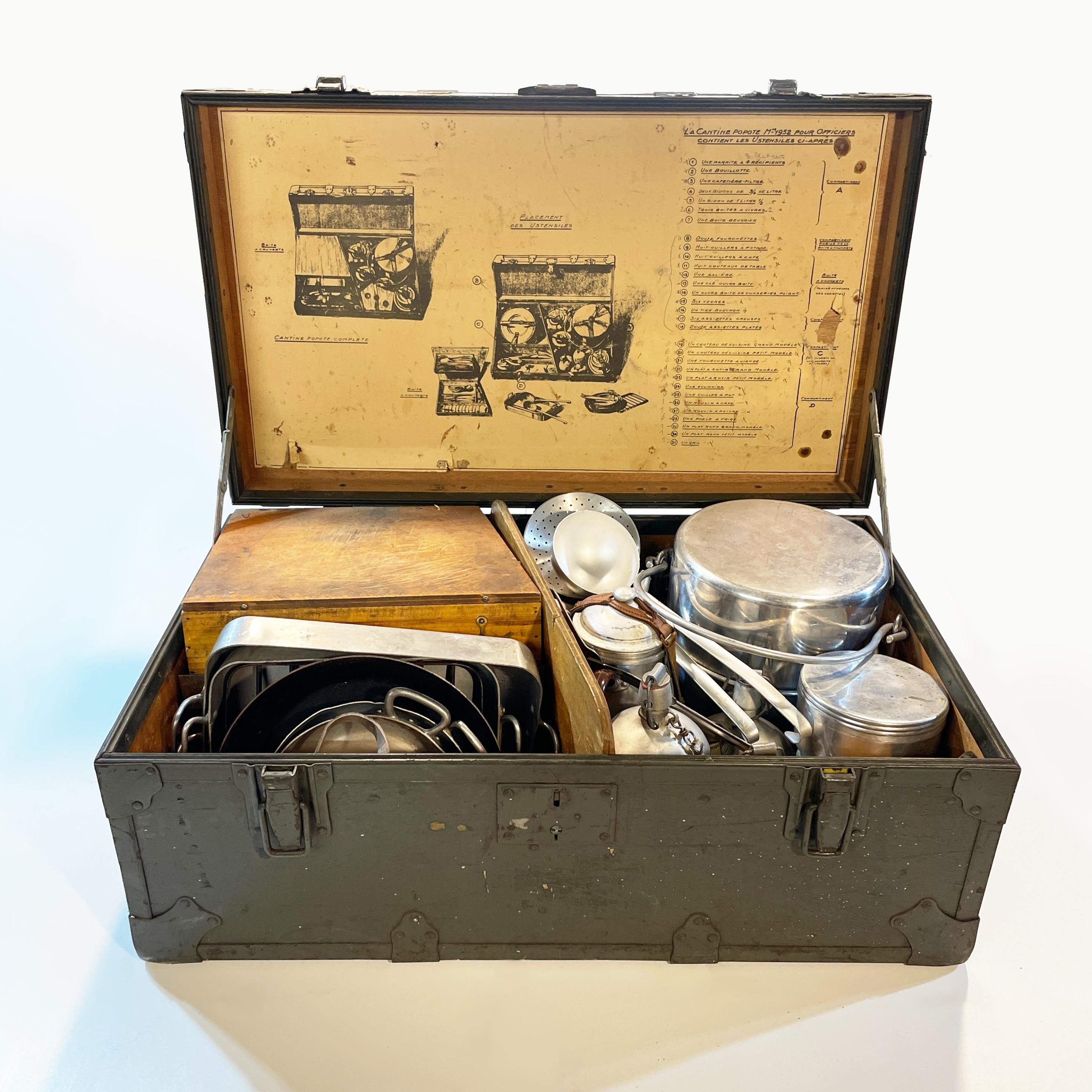 Juego de comedor industrial militar francés vintage de los años 50 con baúl Industrial en venta