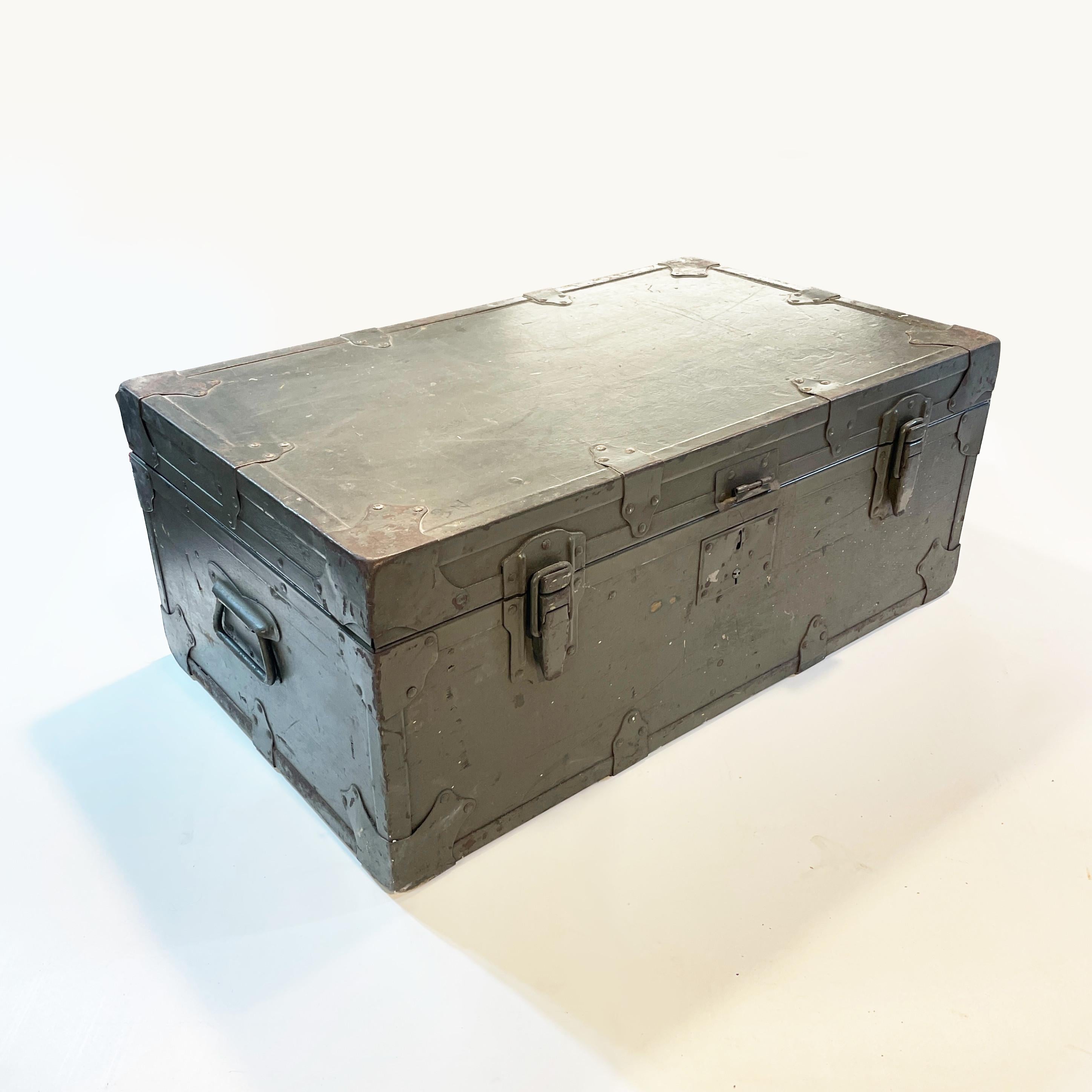Juego de comedor industrial militar francés vintage de los años 50 con baúl en Bueno estado para la venta en Lafayette, IN