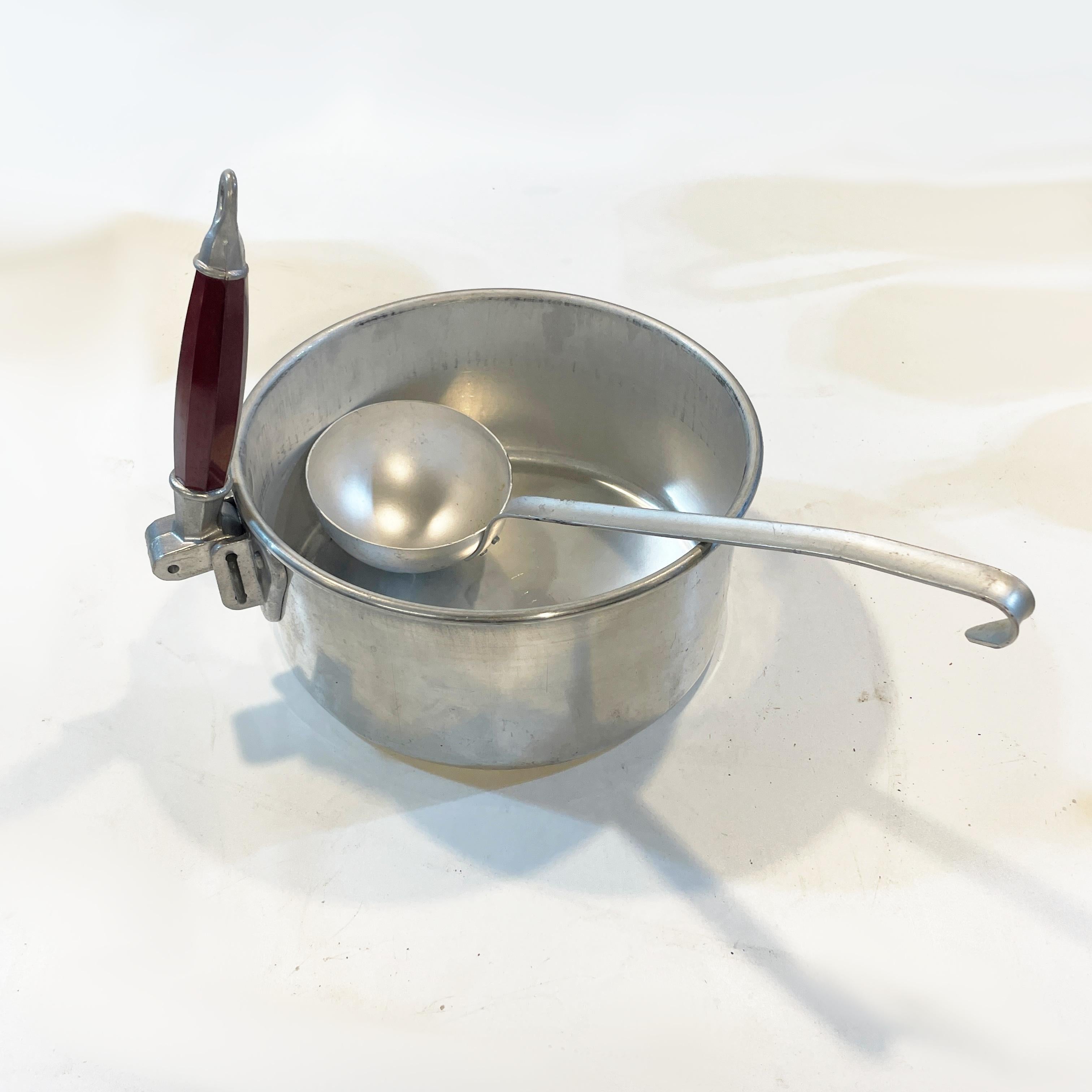 Juego de comedor industrial militar francés vintage de los años 50 con baúl Metal en venta