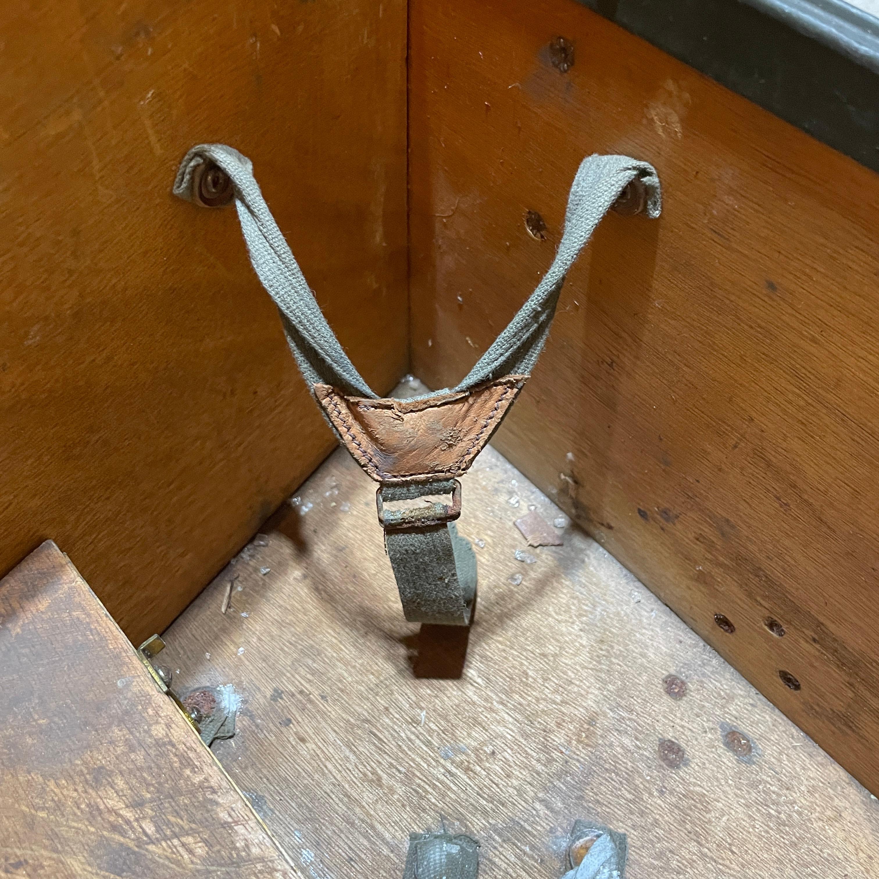 Juego de comedor industrial militar francés vintage de los años 50 con baúl en venta 2