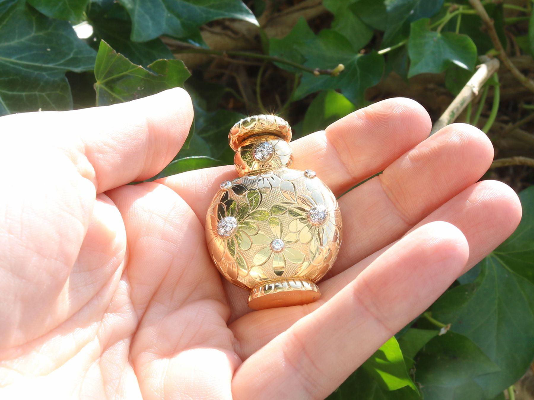 An exceptional, fine and impressive vintage French 18-karat yellow gold and platinum set diamond scent bottle by Van Cleef & Arpels; an addition to our diverse ornamental collection.

This exceptional vintage French 18-karat yellow gold scent