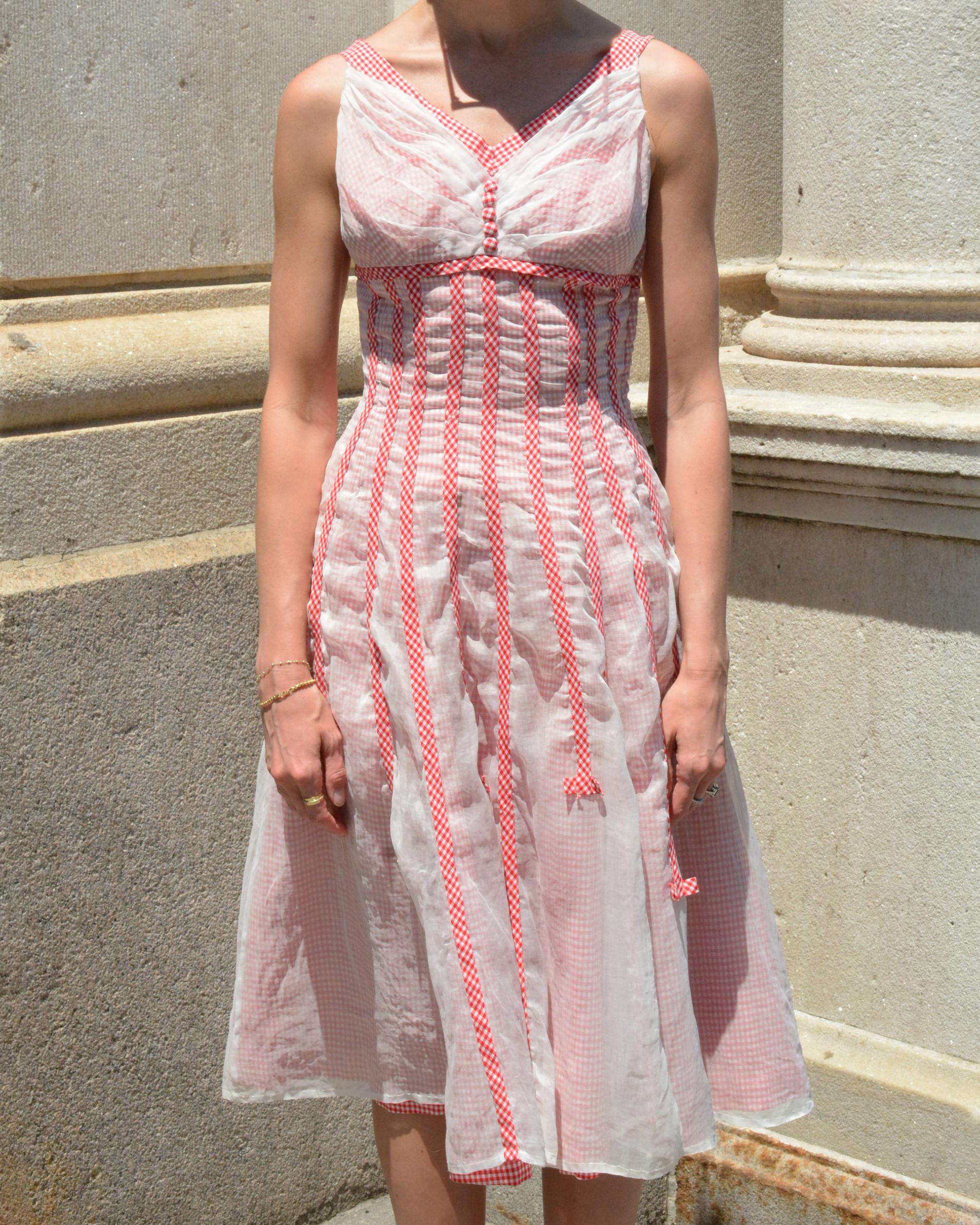 Vestido ajustado vintage de cuadros de los años 50 con superposición de organdí en Bastante bueno estado para la venta en New York, NY