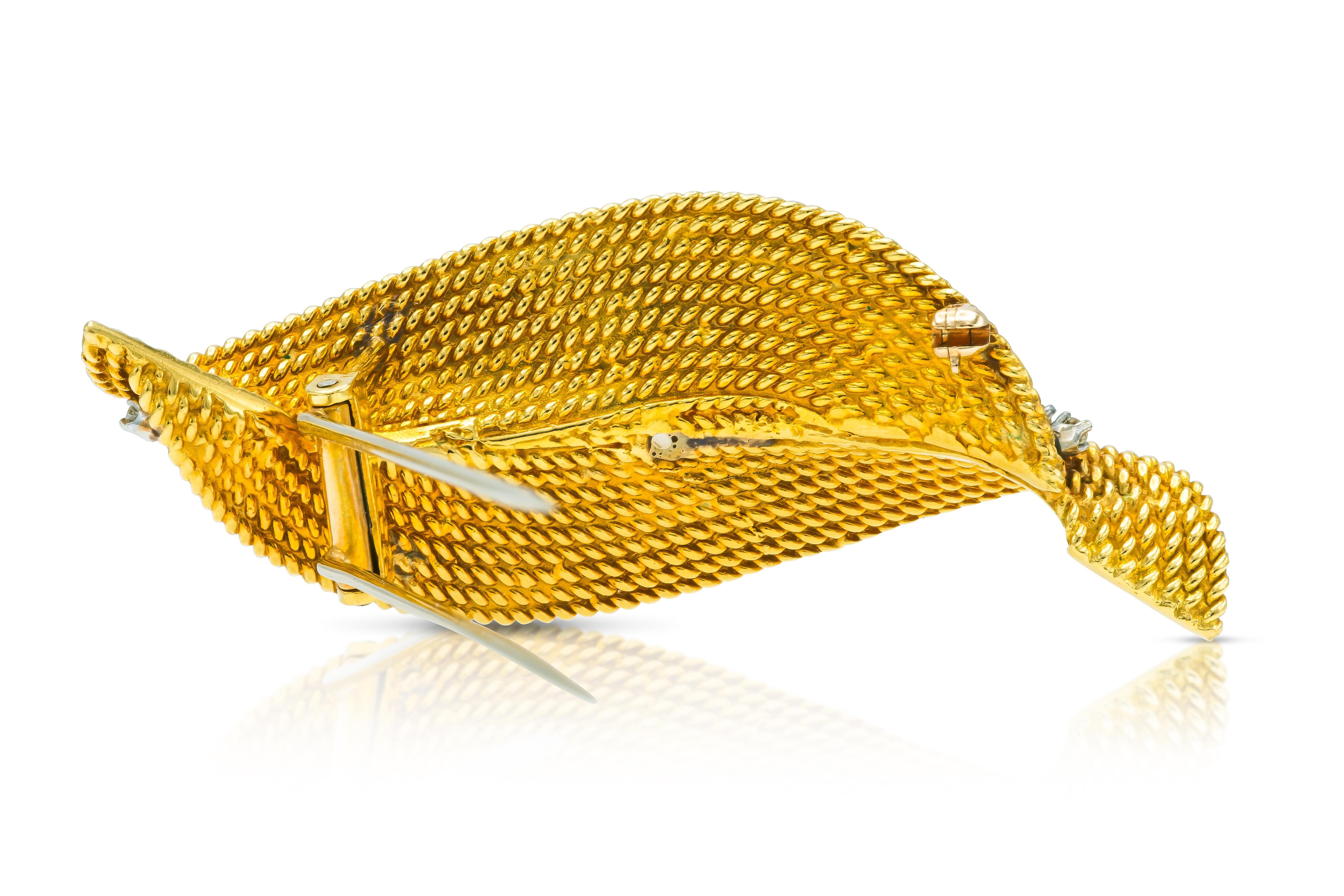 Vintage 1950s Gold Brooch with 1.20 Carat Diamonds In Good Condition For Sale In New York, NY