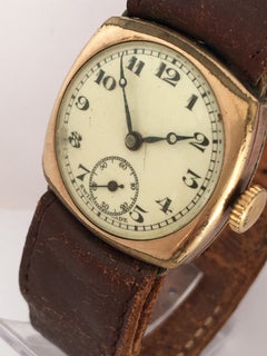 Montre mécanique vintage en forme de coussin en métal doré des années 1950