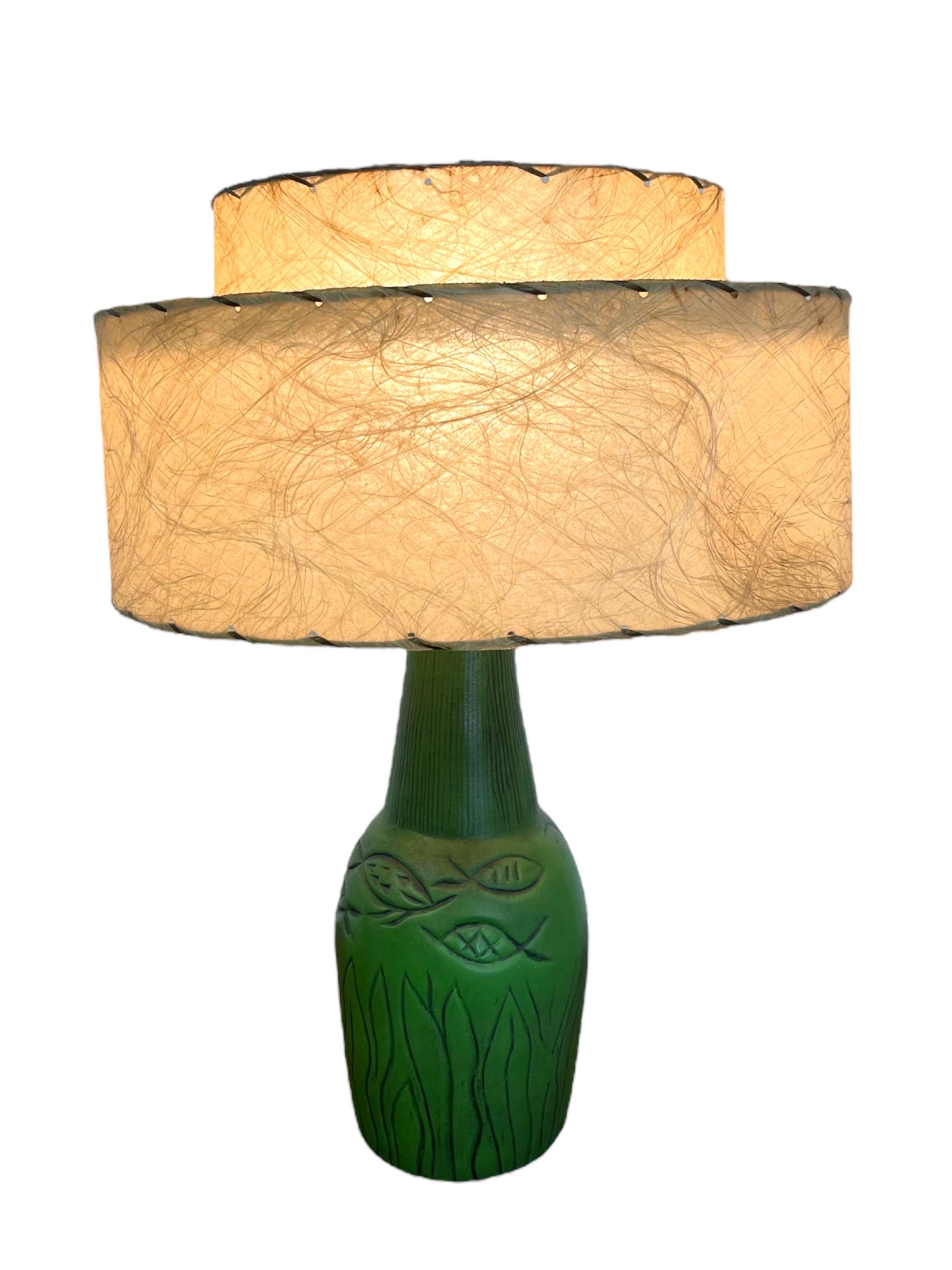 Mid-Century moderno Lampada da tavolo in ceramica verde vintage degli anni '50 con paralume a doppio tamburo in fibra di vetro in vendita