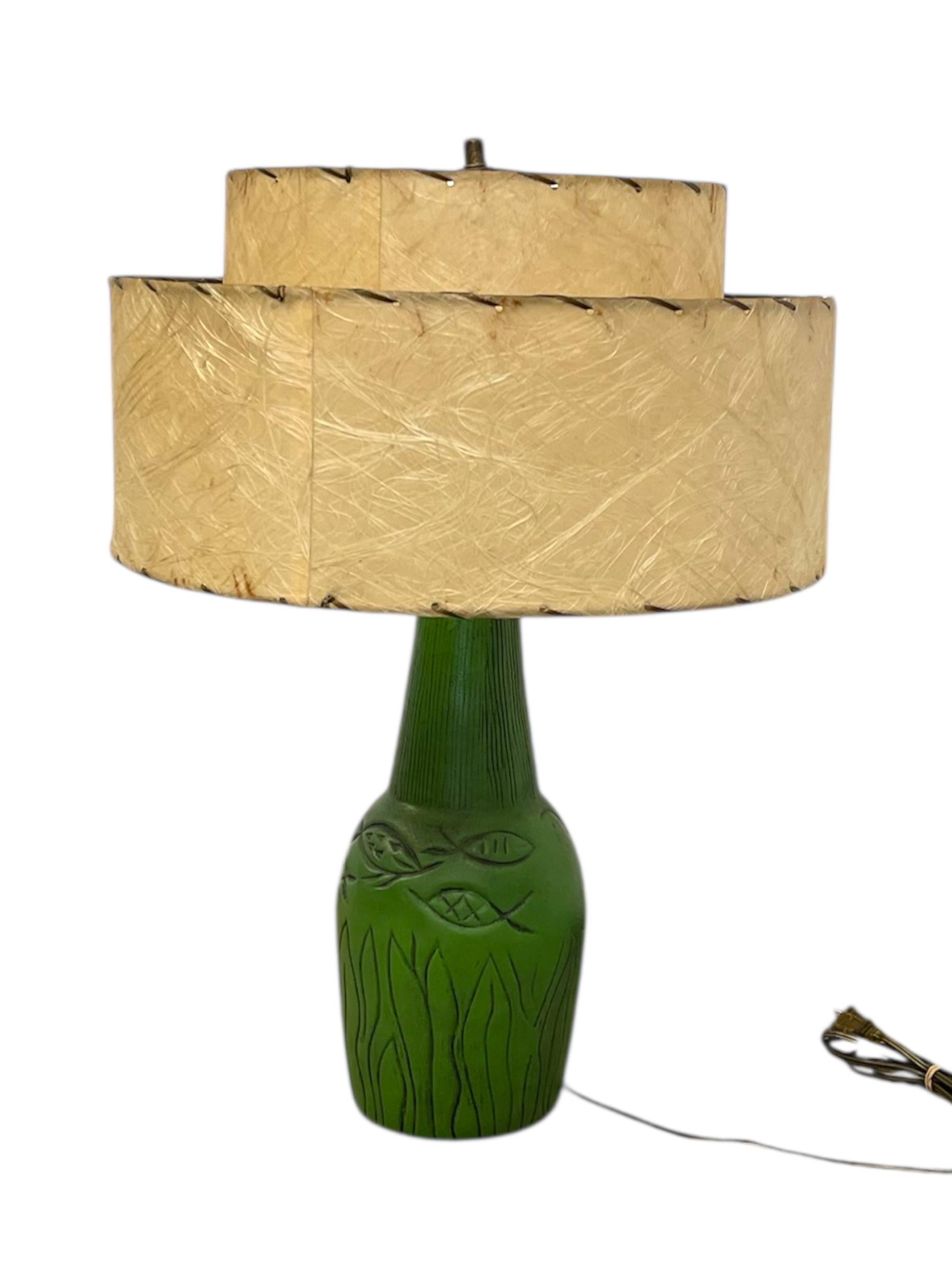 Lampada da tavolo in ceramica verde vintage degli anni '50 con paralume a doppio tamburo in fibra di vetro In condizioni buone in vendita a Seattle, WA
