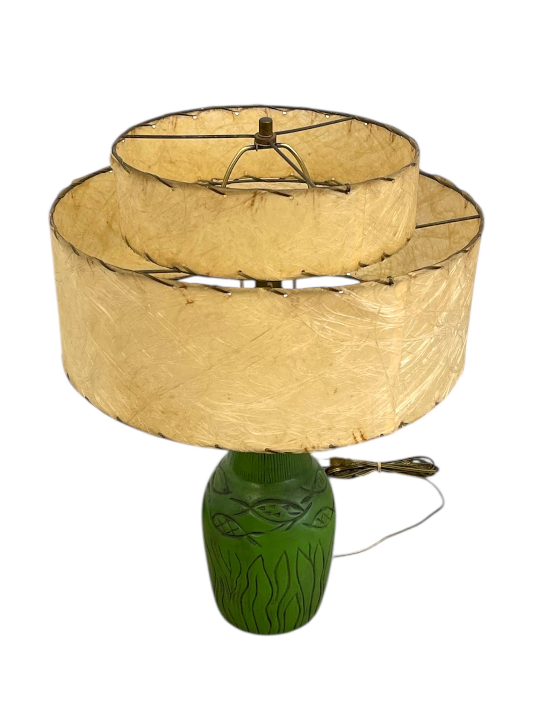 Metà XX secolo Lampada da tavolo in ceramica verde vintage degli anni '50 con paralume a doppio tamburo in fibra di vetro in vendita